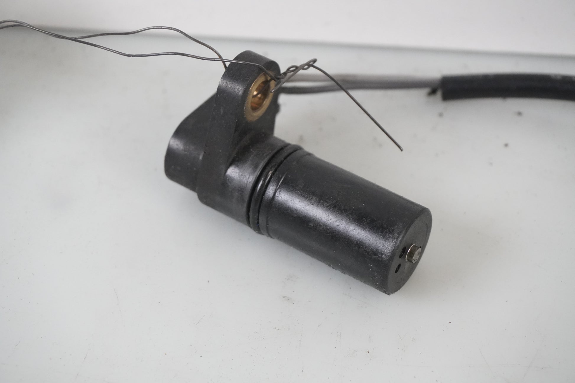 Baksidan på Kamaxelgivare från en Honda CBR 900 RR -2000 motorcykel.