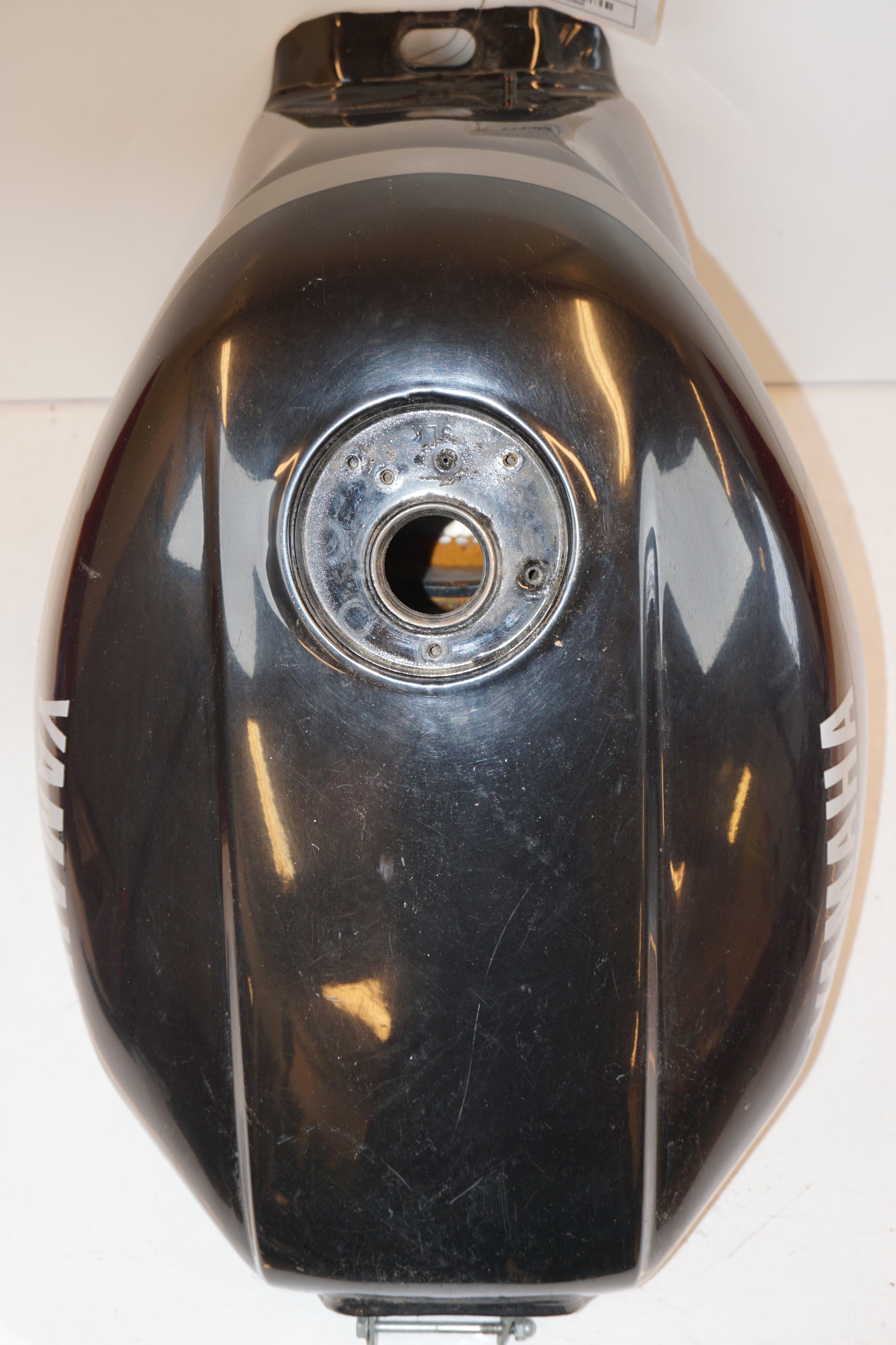 Framsidan på Bensintank från en Yamaha FZR 1000 -1993 motorcykel.