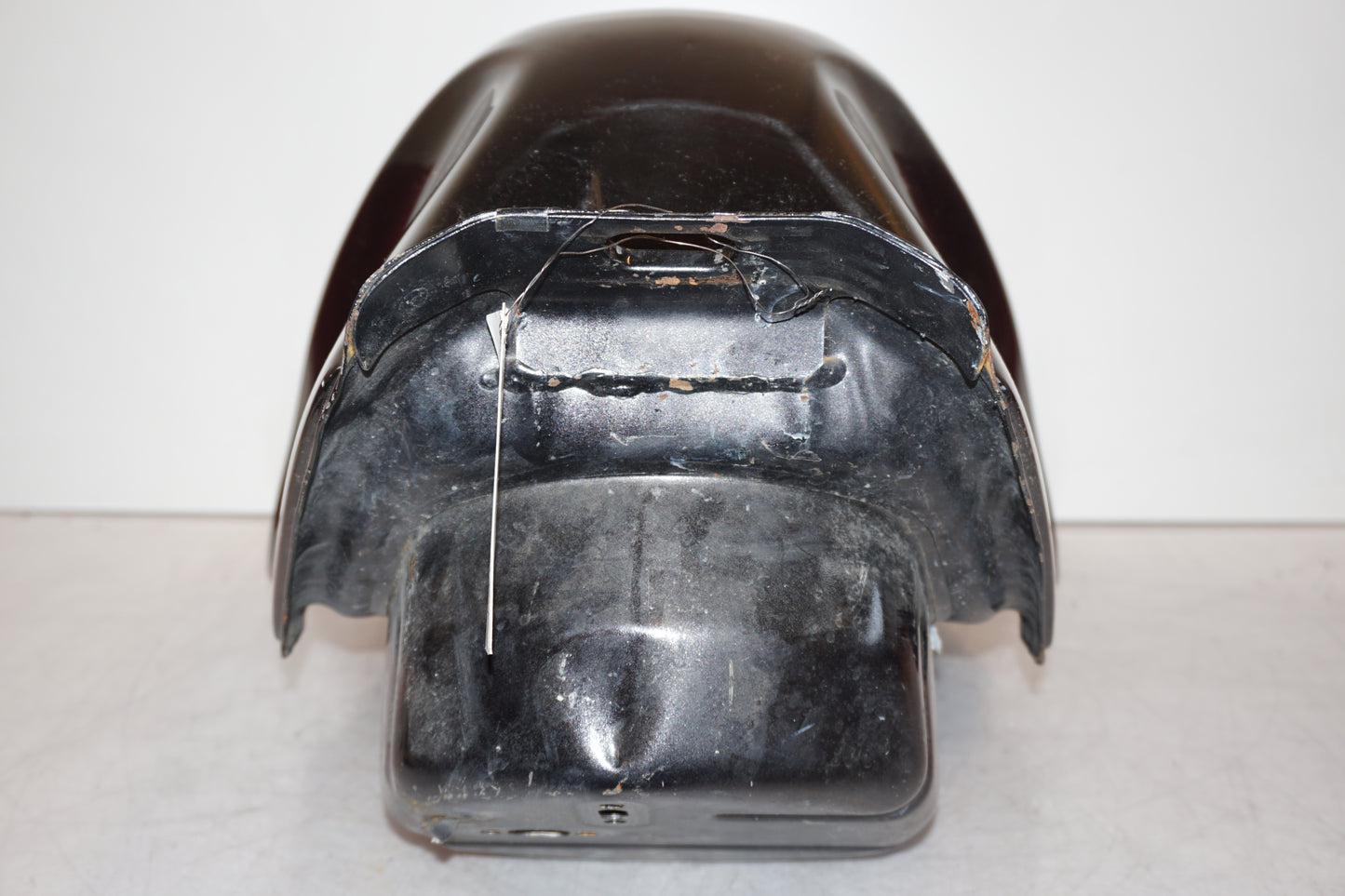 Snett nerifrån på Bensintank från en Yamaha FZR 1000 -1993 motorcykel.