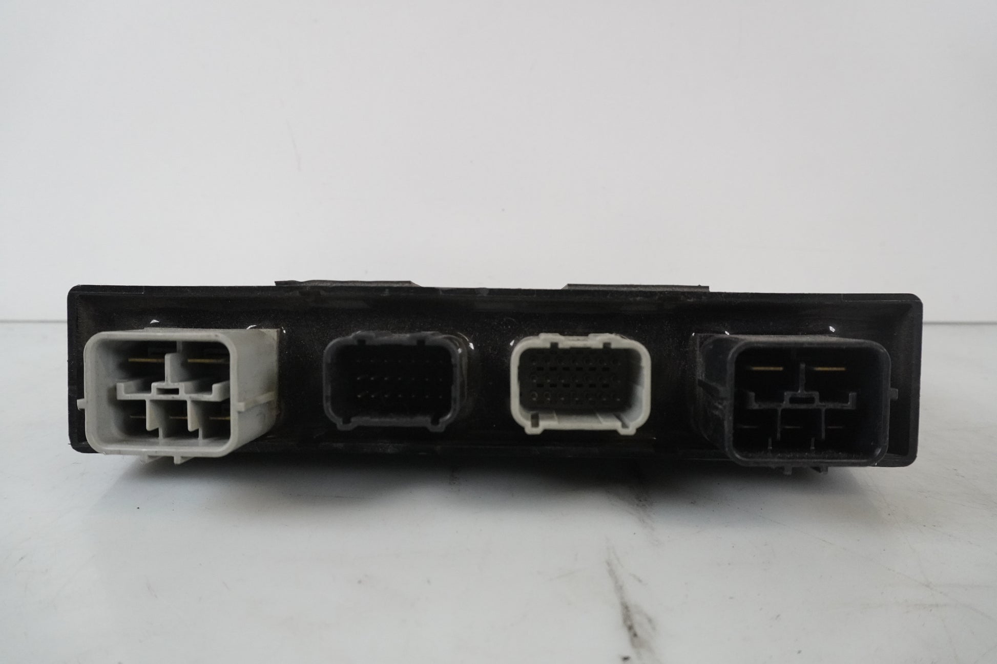 Baksidan på ABS styrenhet från en Honda CBR 1000 RR -2009 motorcykel.