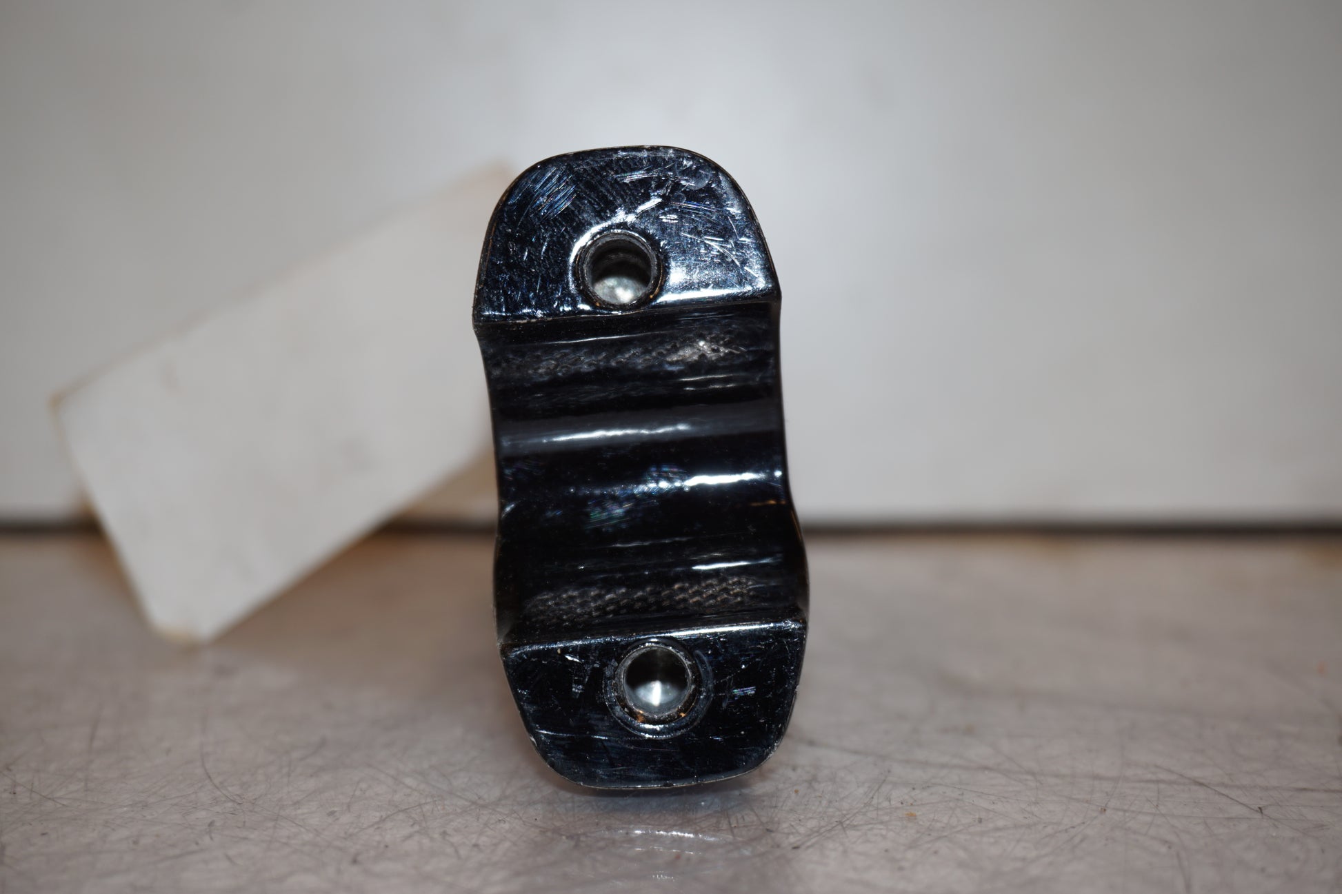 Snett uppifrån på Styrfäste från en H-D FXSE -2017 motorcykel.