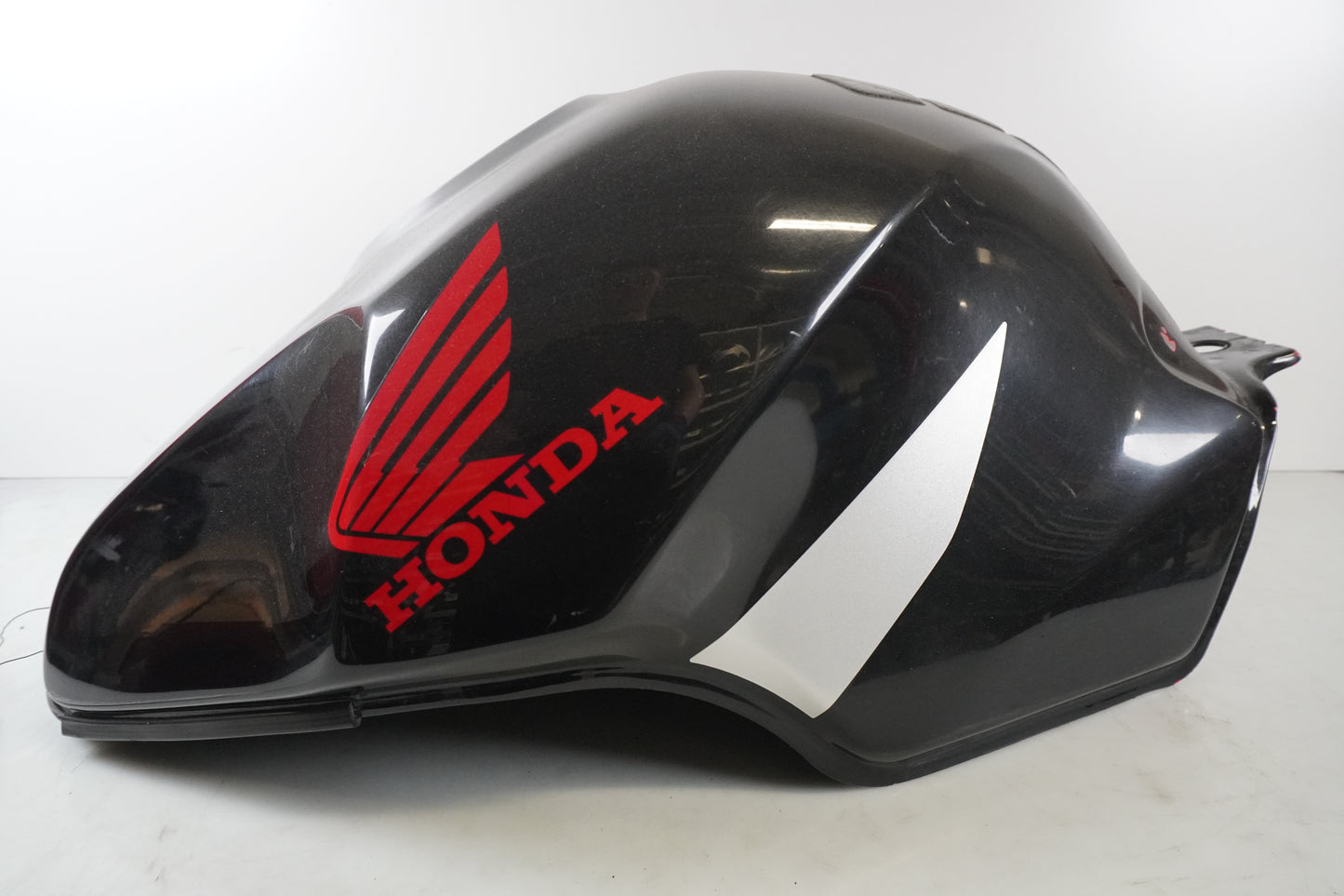 Framsidan på Bensintank från en Honda CBR 900 RR -2000 motorcykel.