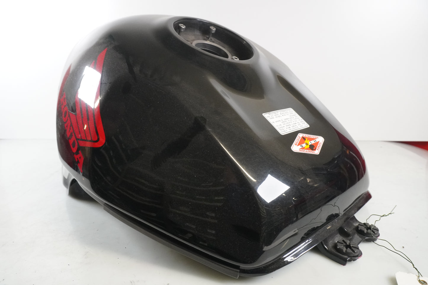 Vänster sida på Bensintank från en Honda CBR 900 RR -2000 motorcykel.