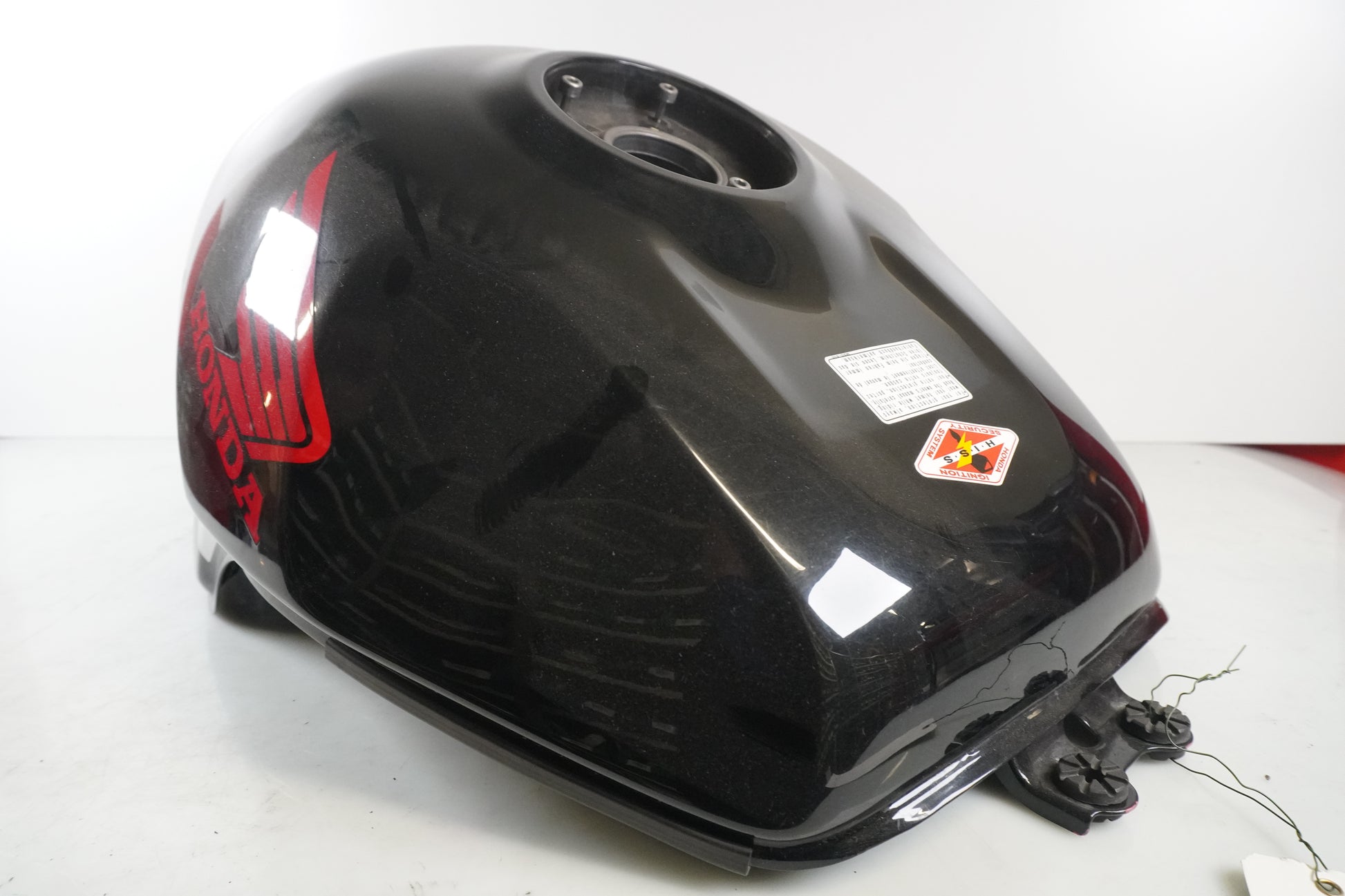 Vänster sida på Bensintank från en Honda CBR 900 RR -2000 motorcykel.