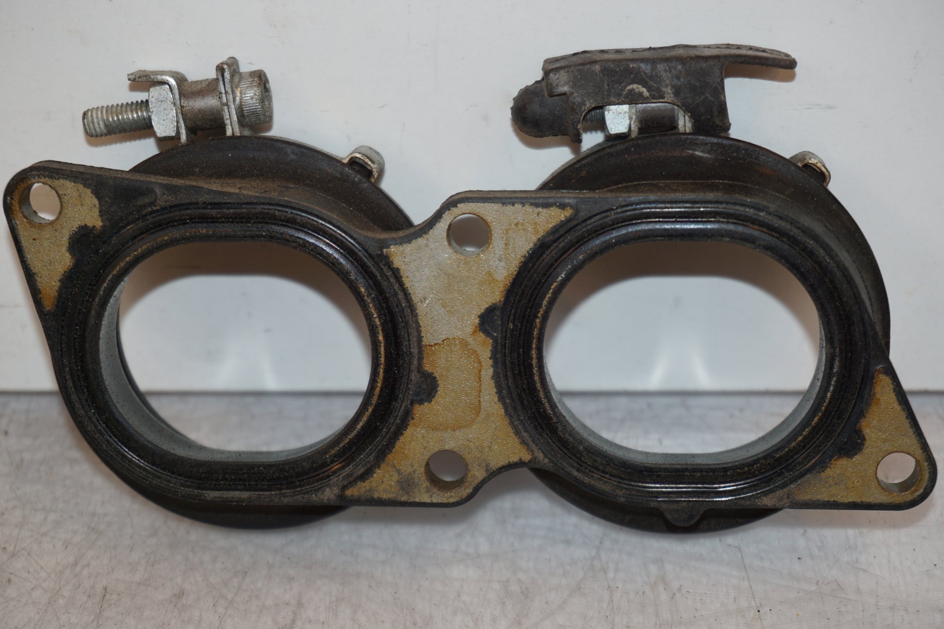 Baksidan på Insug från en Yamaha YZF 1000 R1 -2009 motorcykel.