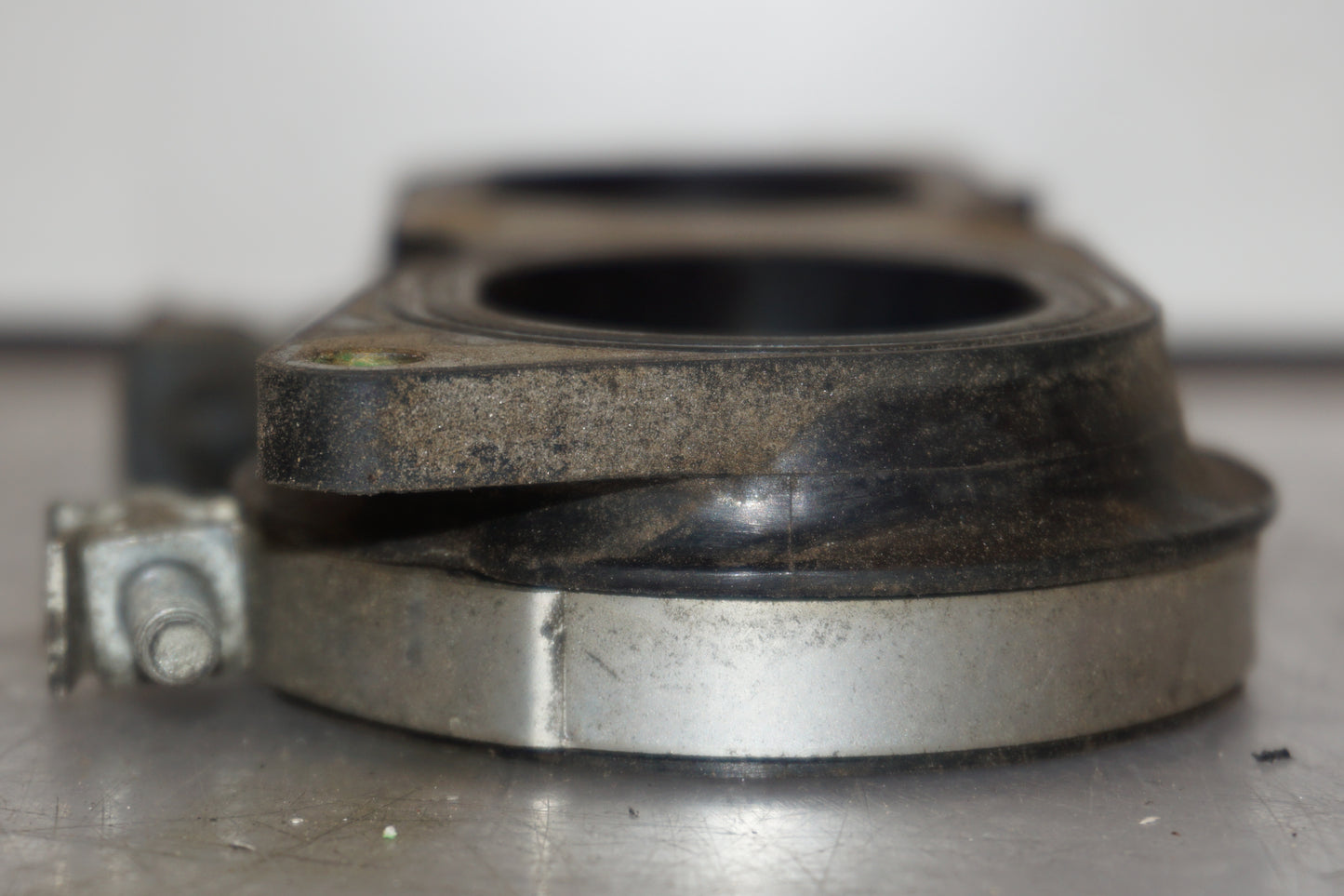 Vänster sida på Insug från en Yamaha YZF 1000 R1 -2009 motorcykel.