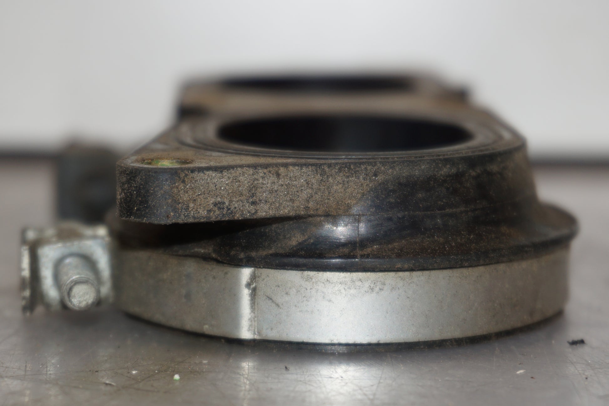 Vänster sida på Insug från en Yamaha YZF 1000 R1 -2009 motorcykel.