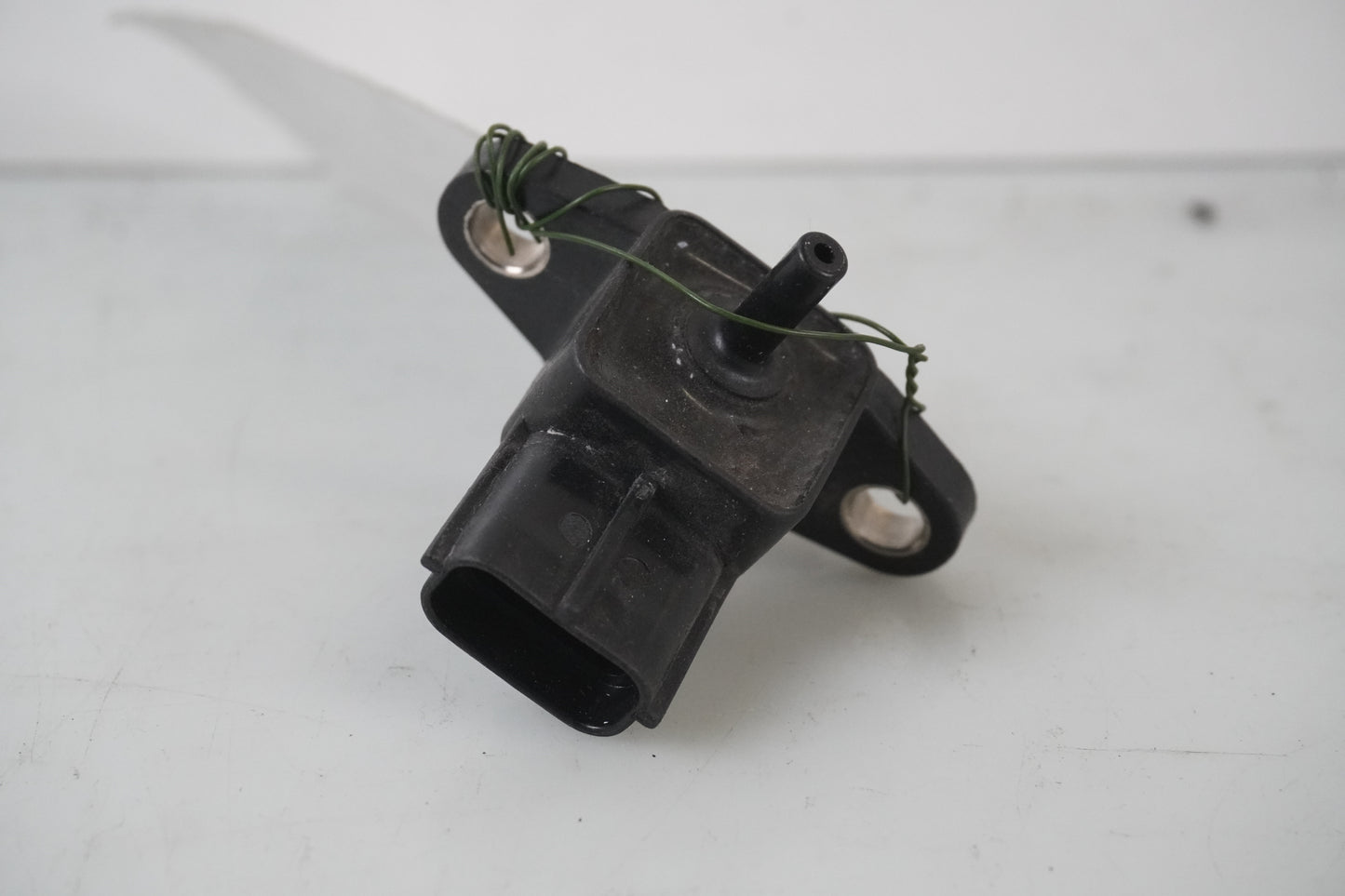 Framsidan på Luftsensor från en Suzuki TL 1000 S -1998 motorcykel.