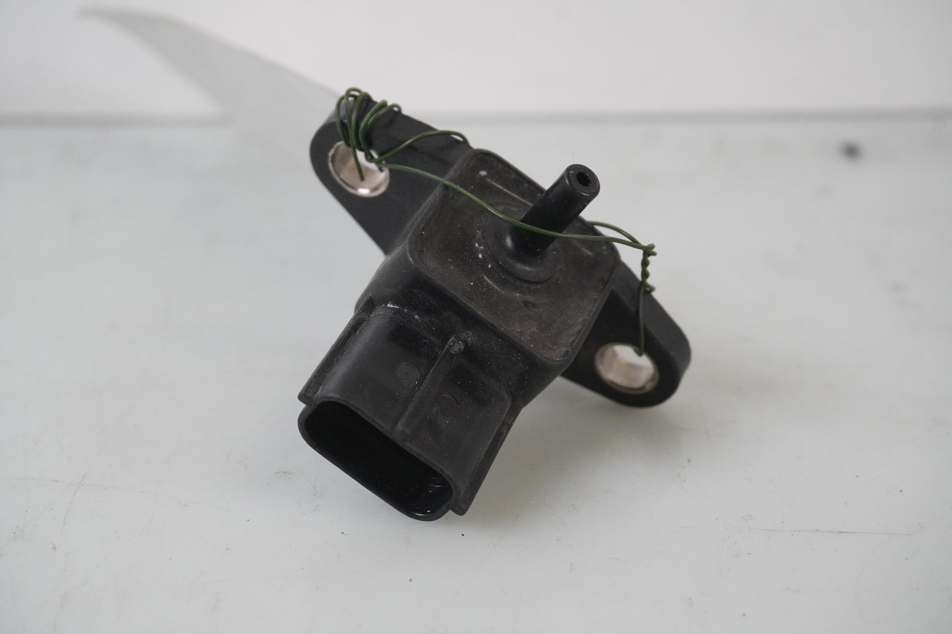 Framsidan på Luftsensor från en Suzuki TL 1000 S -1998 motorcykel.