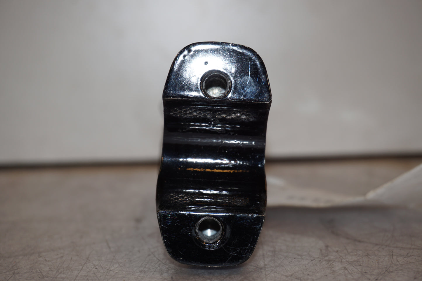 Snett nerifrån på Styrfäste från en H-D FXSE -2017 motorcykel.