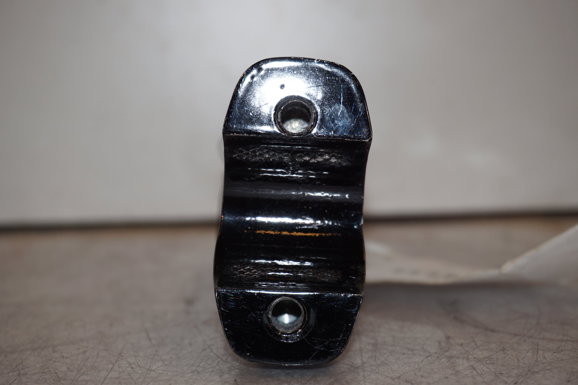 Snett nerifrån på Styrfäste från en H-D FXSE -2017 motorcykel.