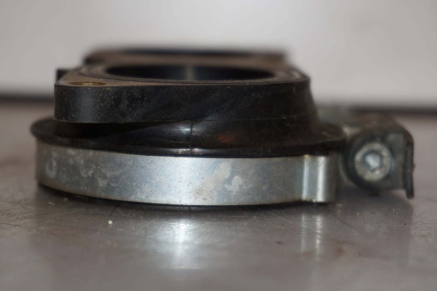 Snett nerifrån på Insug från en Yamaha YZF 1000 R1 -2009 motorcykel.