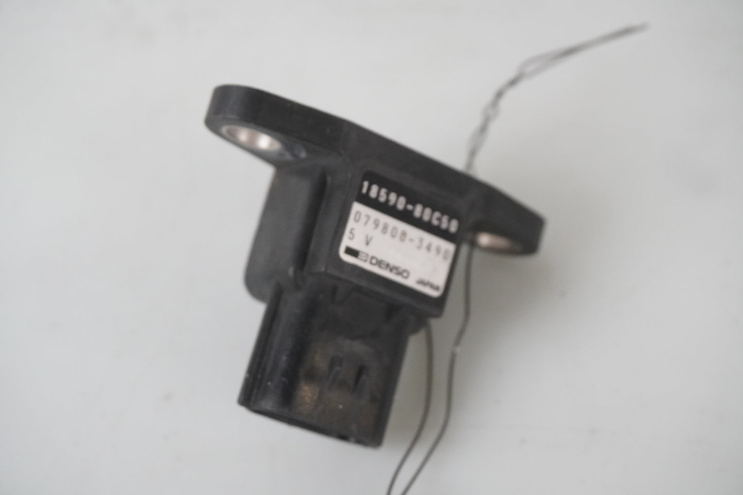 Framsidan på Luftsensor från en Suzuki TL 1000 S -1997 motorcykel.