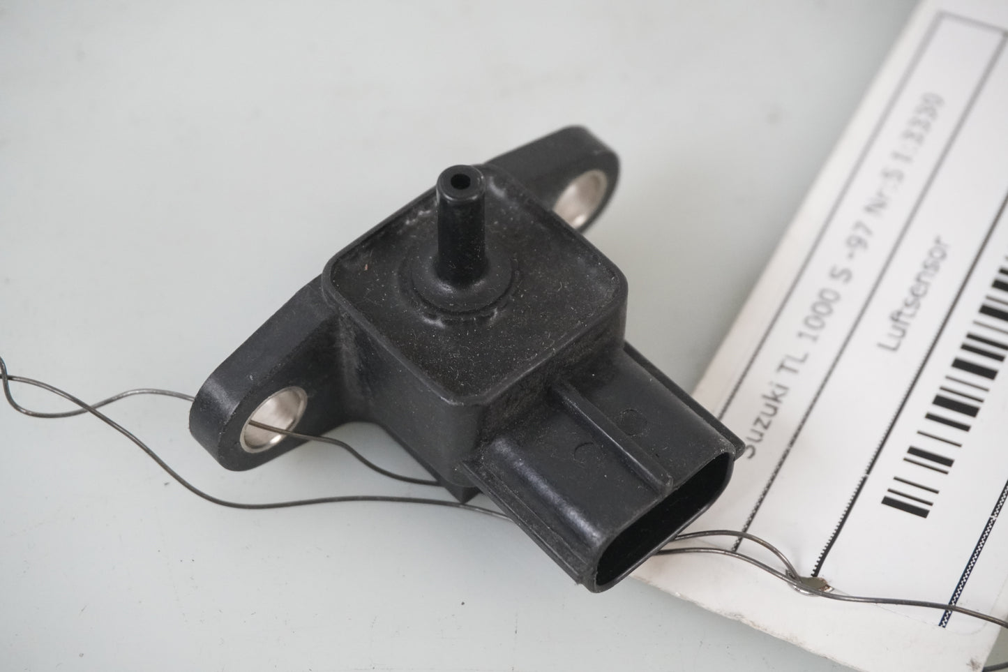 Baksidan på Luftsensor från en Suzuki TL 1000 S -1997 motorcykel.