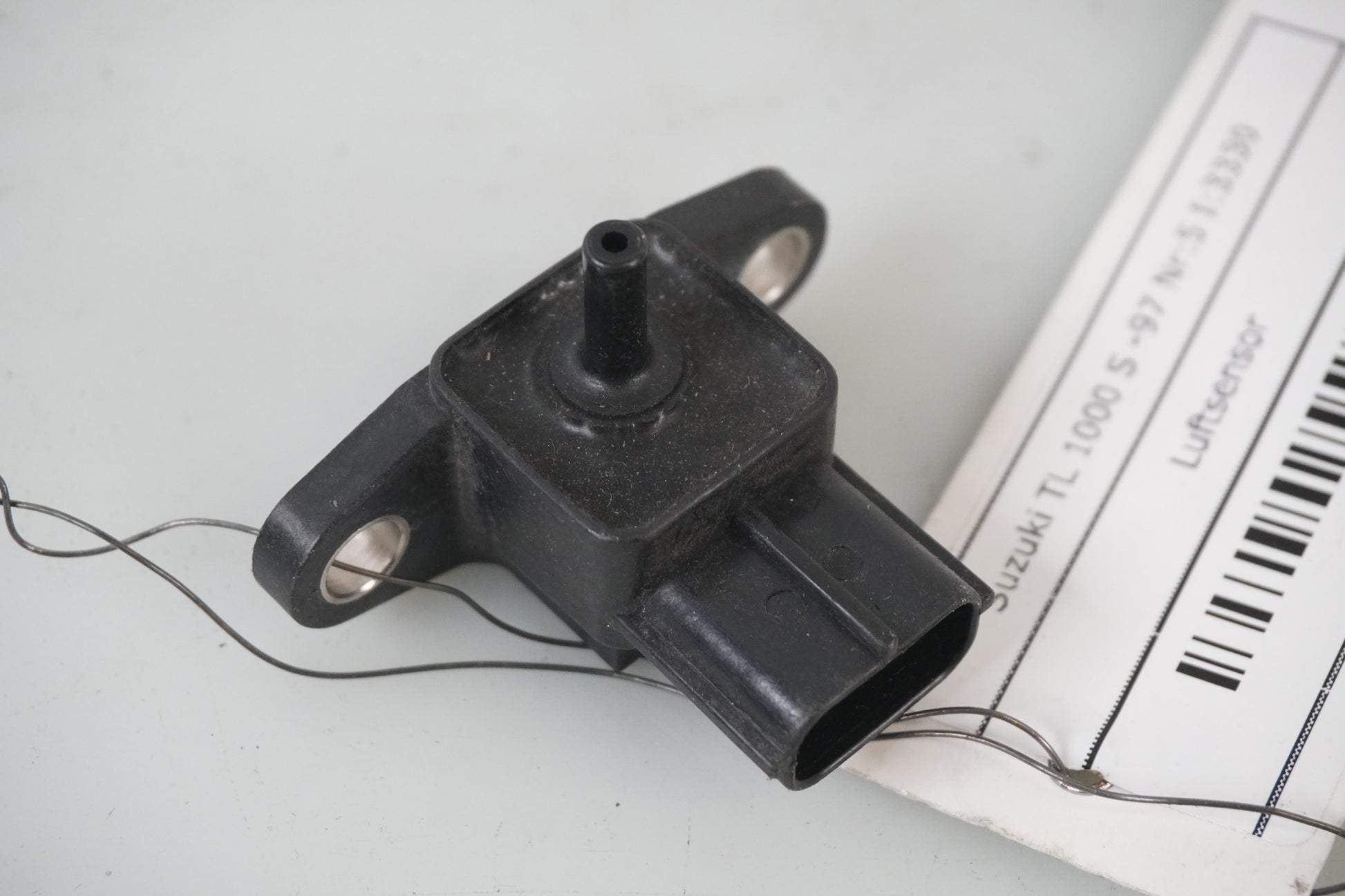 Baksidan på Luftsensor från en Suzuki TL 1000 S -1997 motorcykel.