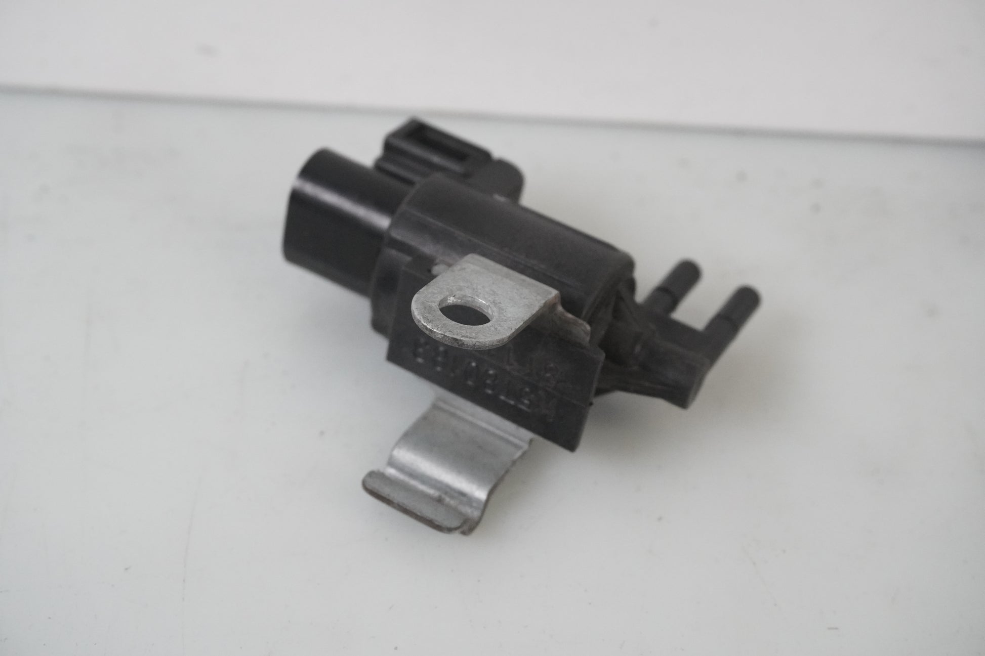 Framsidan på Lufttryckssensor från en Suzuki TL 1000 R -1999 motorcykel.