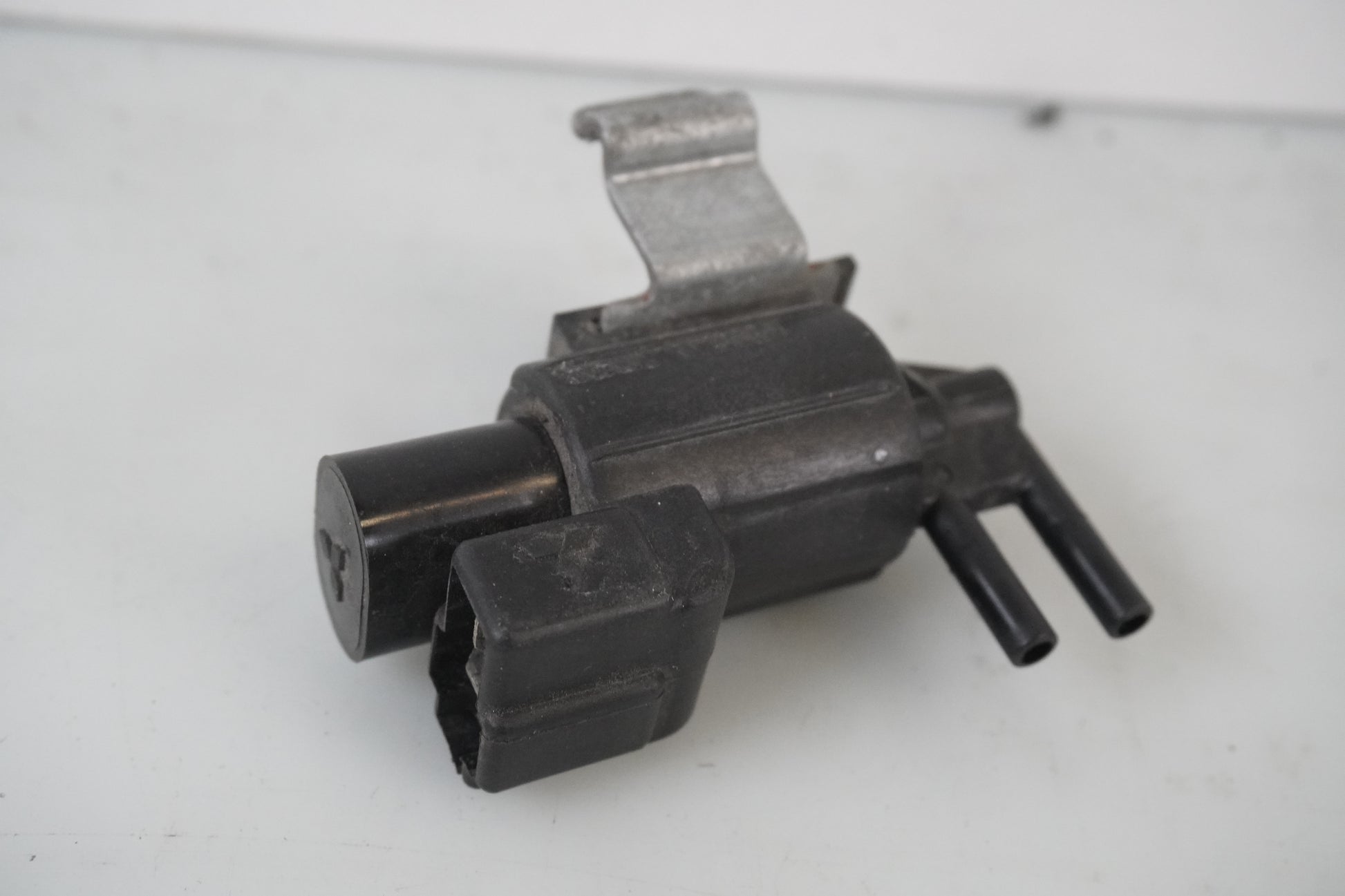 Baksidan på Lufttryckssensor från en Suzuki TL 1000 R -1999 motorcykel.