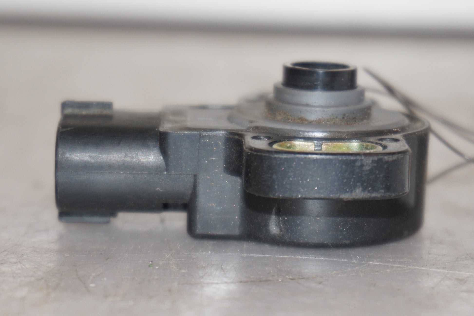 Höger sida på TPS från en Yamaha FZ-S 600 -2000 motorcykel.