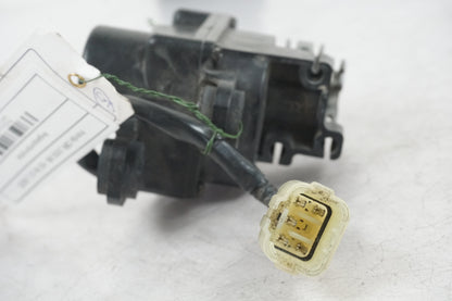 Vänster sida på Avgasspjällmotor från en Honda CBR 1000 RR -2005 motorcykel.