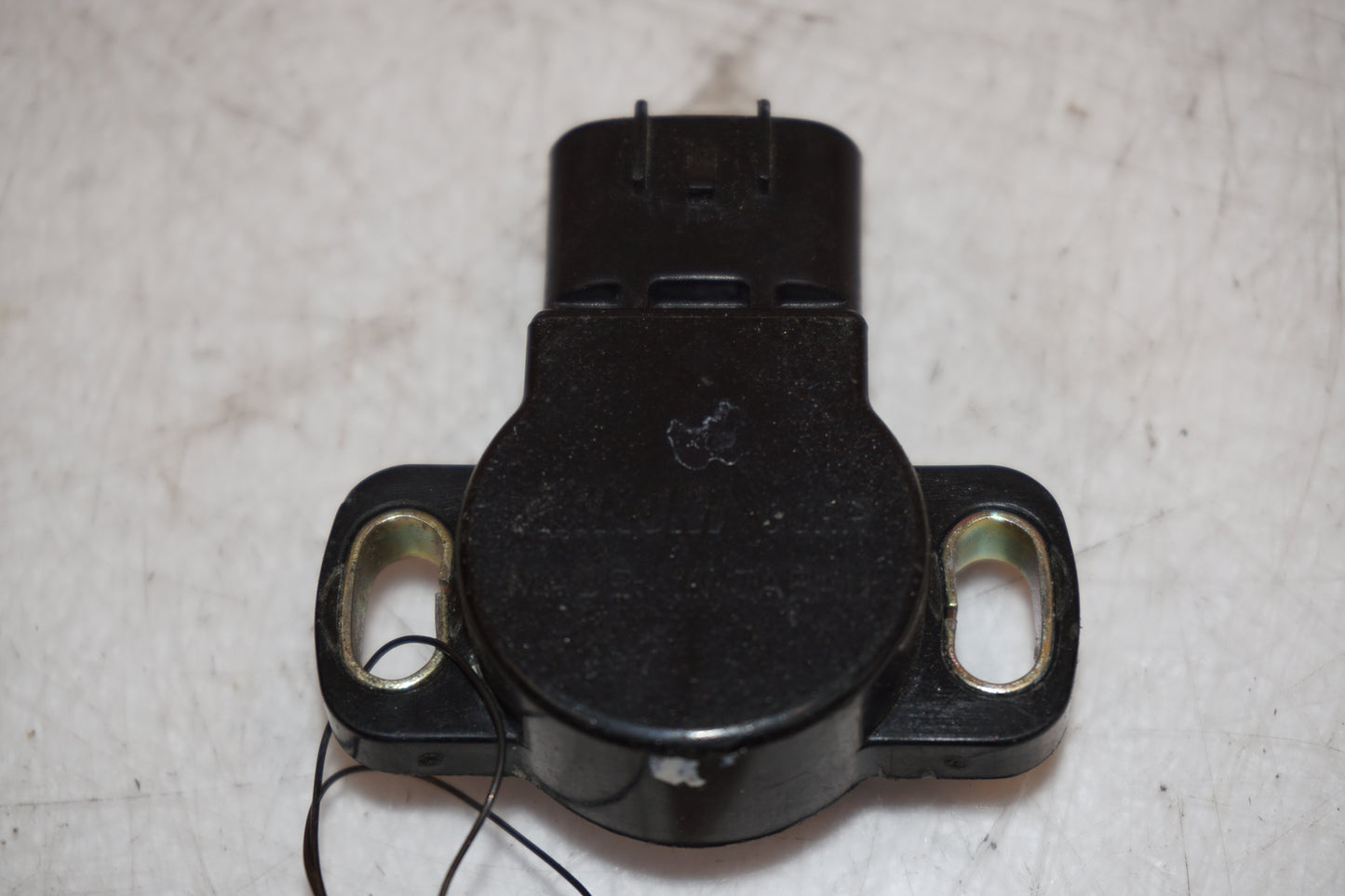 Snett nerifrån på TPS från en Yamaha FZ-S 600 -2000 motorcykel.