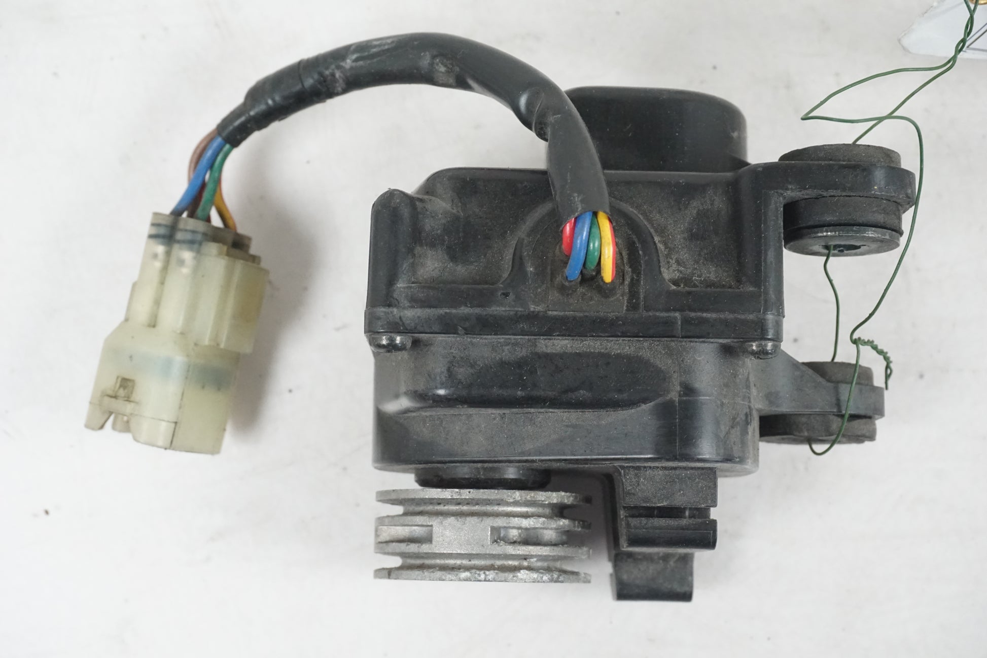 Baksidan på Avgasspjällmotor från en Honda CBR 1000 RR -2006 motorcykel.