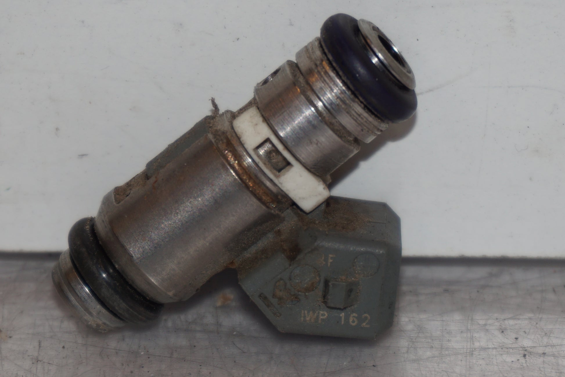 Snett uppifrån på Spridare från en Aprilia RSV 1000 -2010 motorcykel.