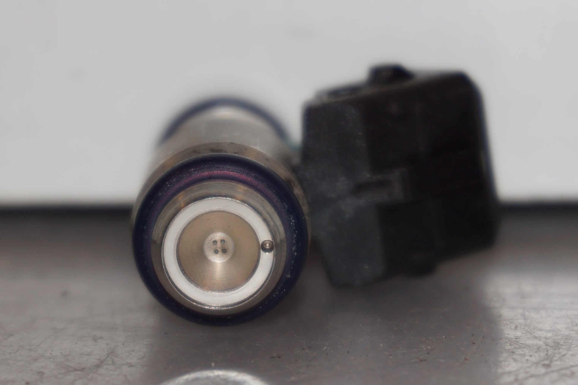 Snett nerifrån på Spridare från en Aprilia RSV 1000 -2010 motorcykel.