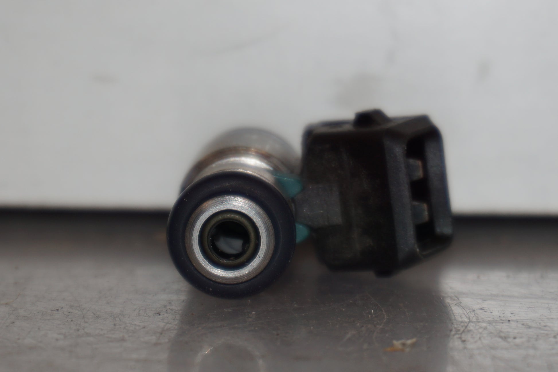 Snett uppifrån på Spridare från en Aprilia RSV 1000 -2010 motorcykel.