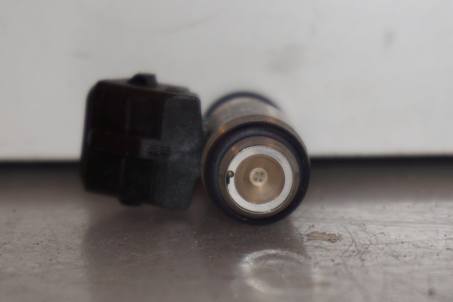 Snett nerifrån på Spridare från en Aprilia RSV 1000 -2010 motorcykel.