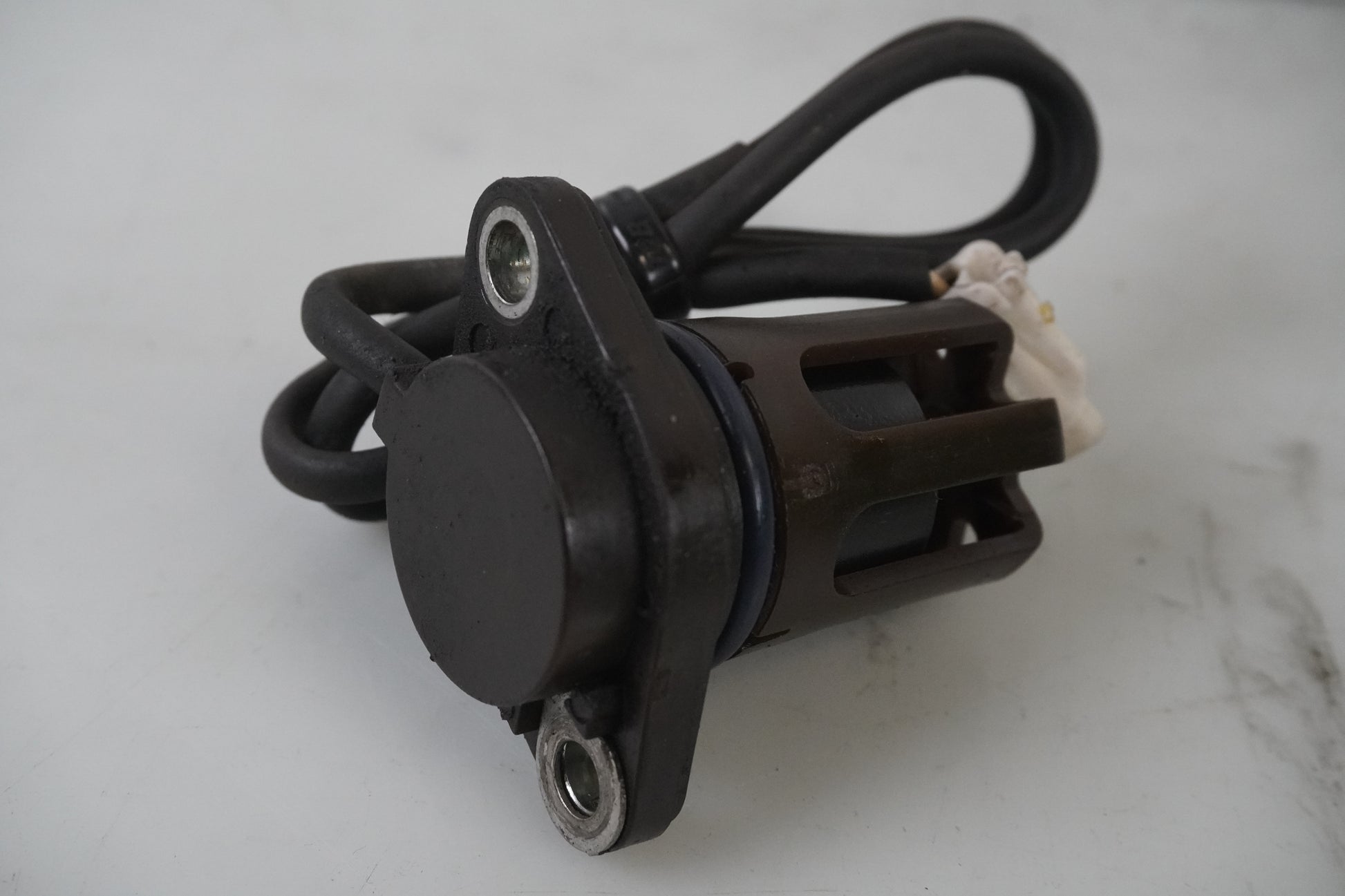 Baksidan på Oljenivågivare från en Yamaha YZF 1000 R1 -2009 motorcykel.