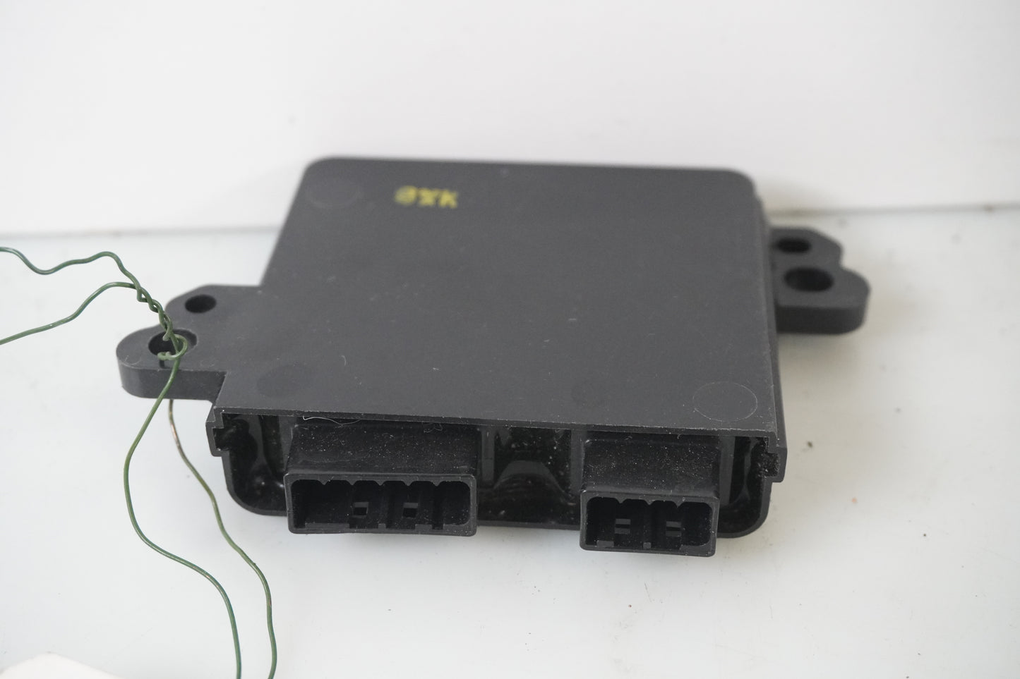 Framsidan på Strålkastarrelä från en Yamaha MT-09 Tracer -2016 motorcykel.