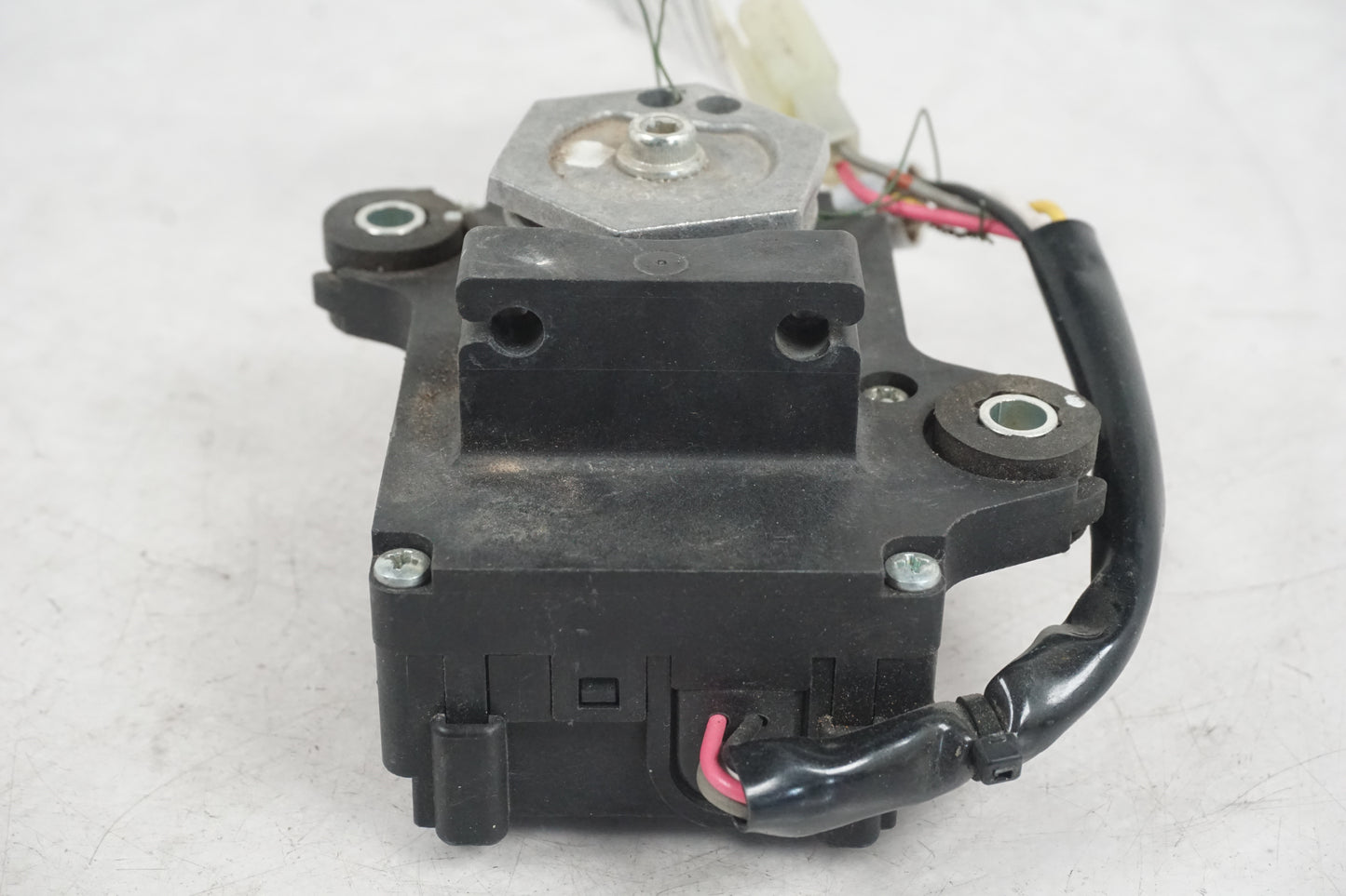 Baksidan på Avgasspjällmotor från en Suzuki GSX 1300 BK -2008 motorcykel.