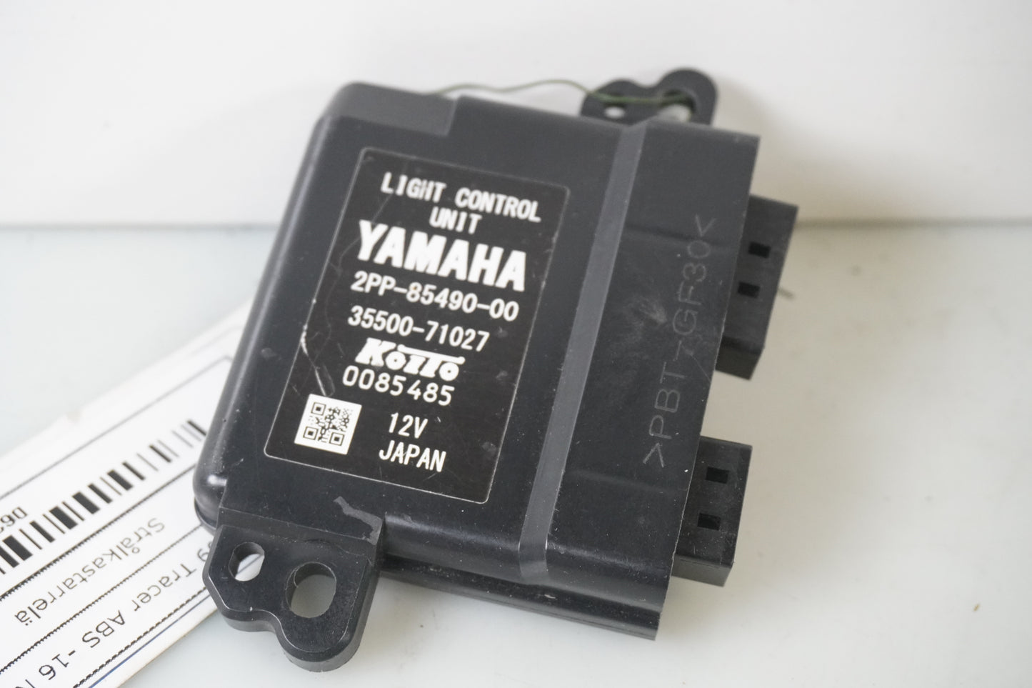 Baksidan på Strålkastarrelä från en Yamaha MT-09 Tracer -2016 motorcykel.