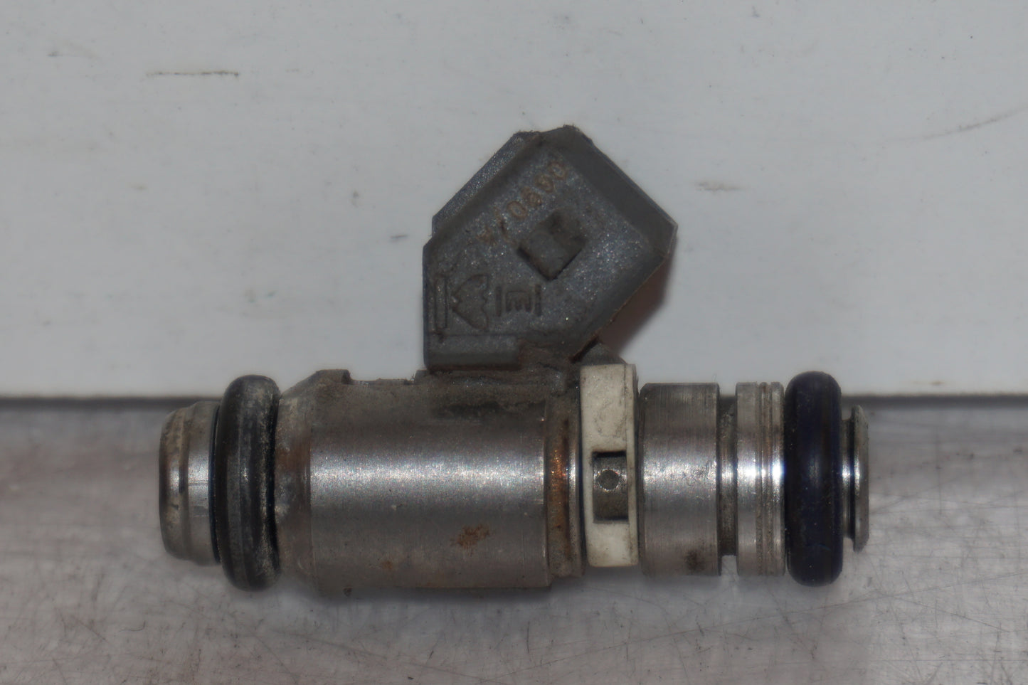 Höger sida på Spridare från en Aprilia RSV 1000 -2010 motorcykel.