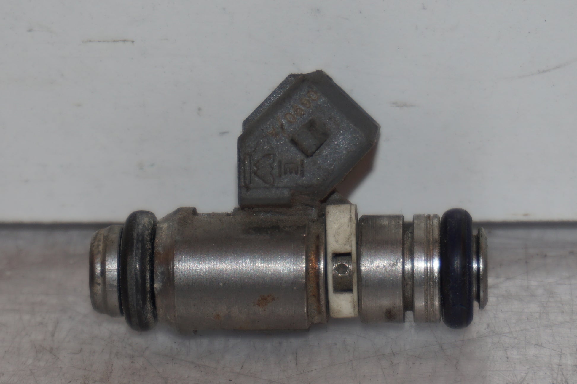 Höger sida på Spridare från en Aprilia RSV 1000 -2010 motorcykel.