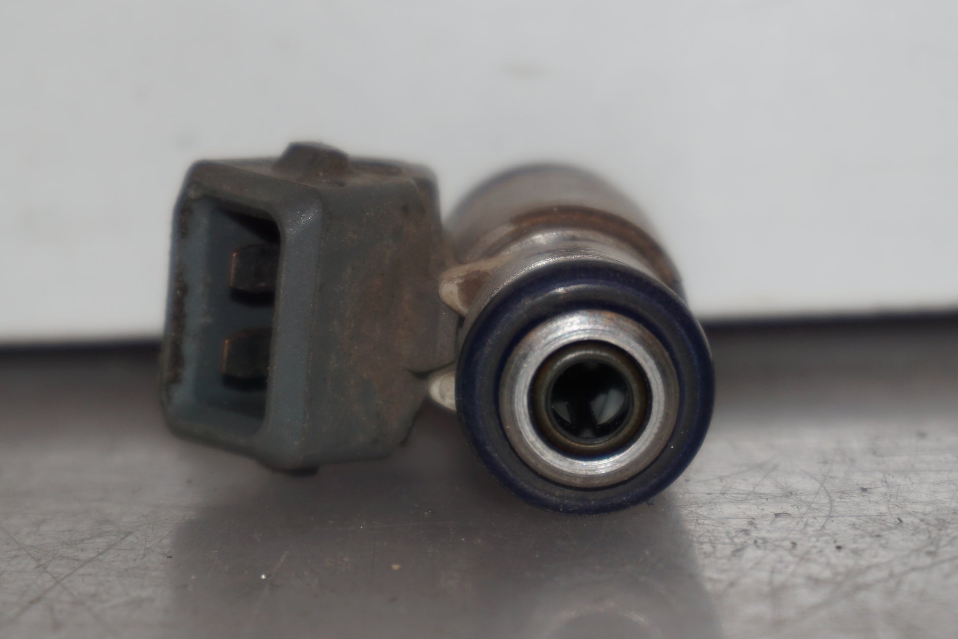 Snett nerifrån på Spridare från en Aprilia RSV 1000 -2010 motorcykel.