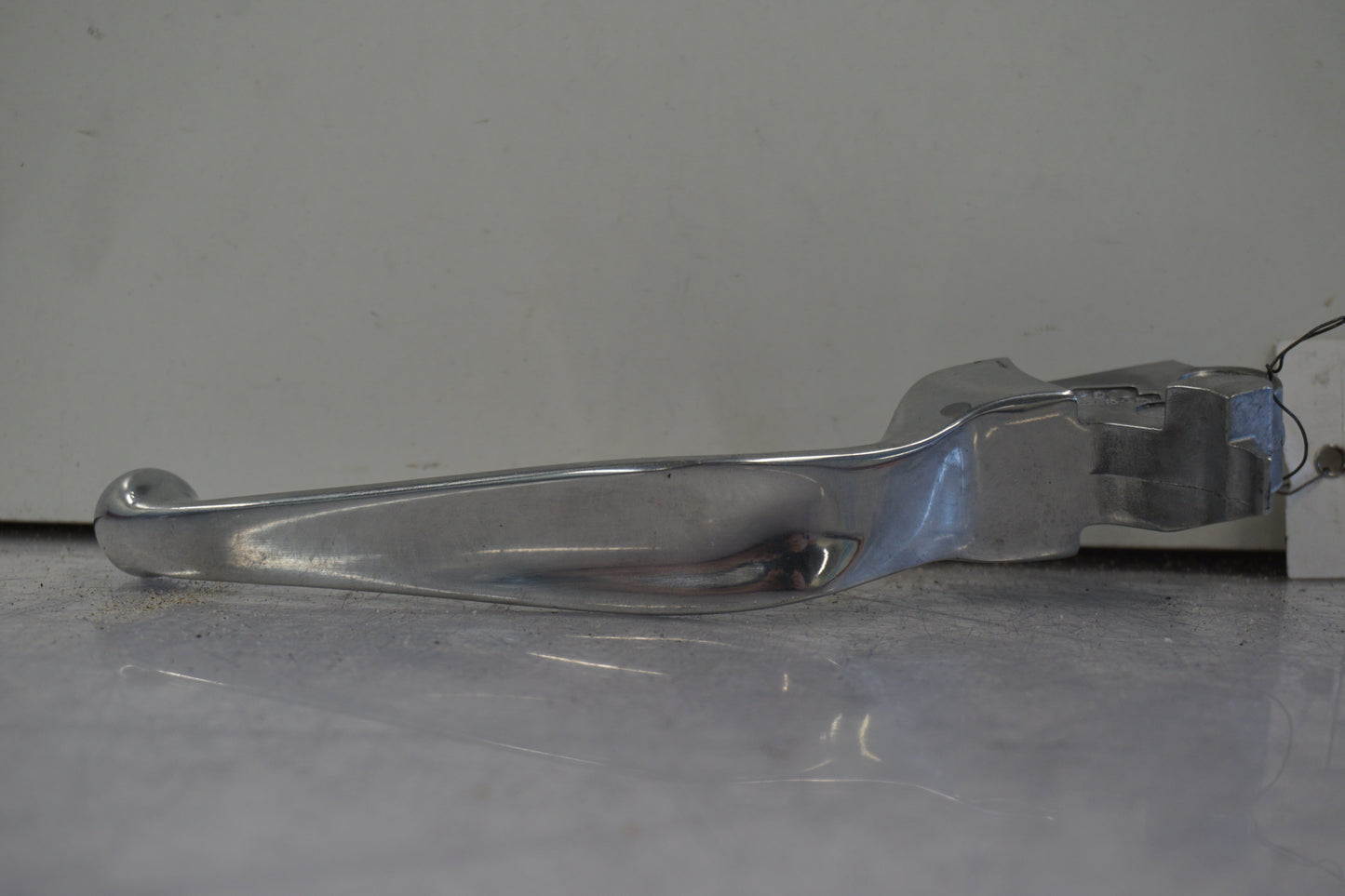 Baksidan på Bromsgrepp från en H-D Softail Breakout FXSB -2014 motorcykel.