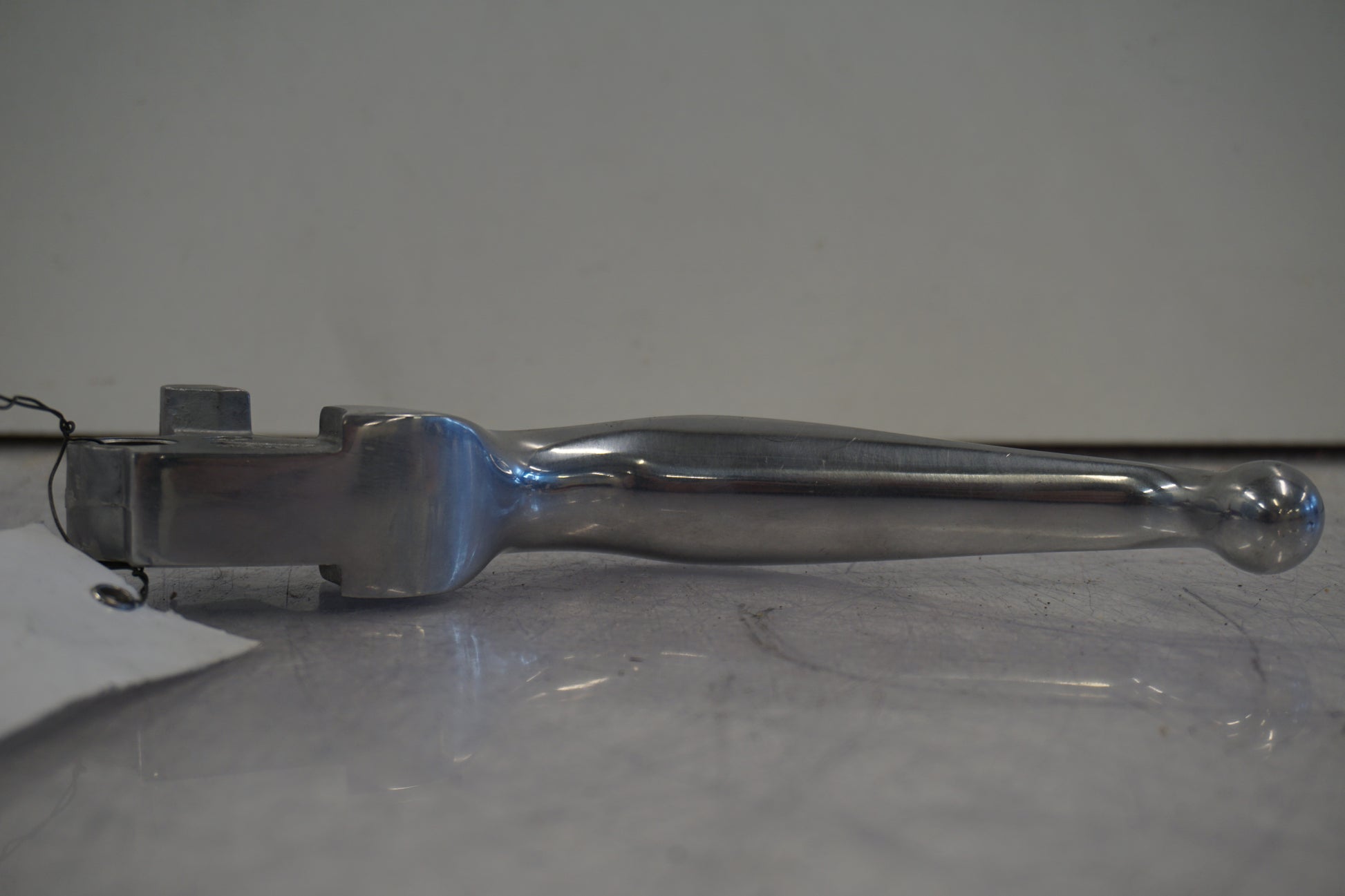 Vänster sida på Bromsgrepp från en H-D Softail Breakout FXSB -2014 motorcykel.