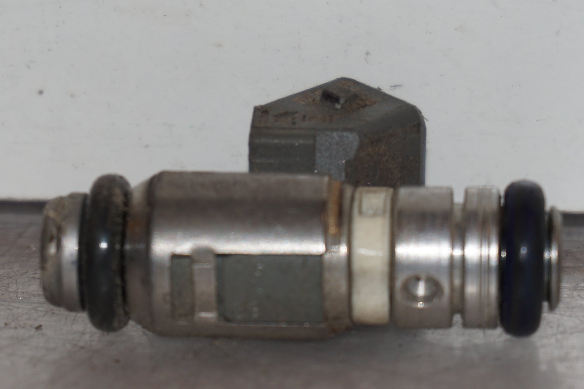 Vänster sida på Spridare från en Aprilia RSV 1000 -2010 motorcykel.