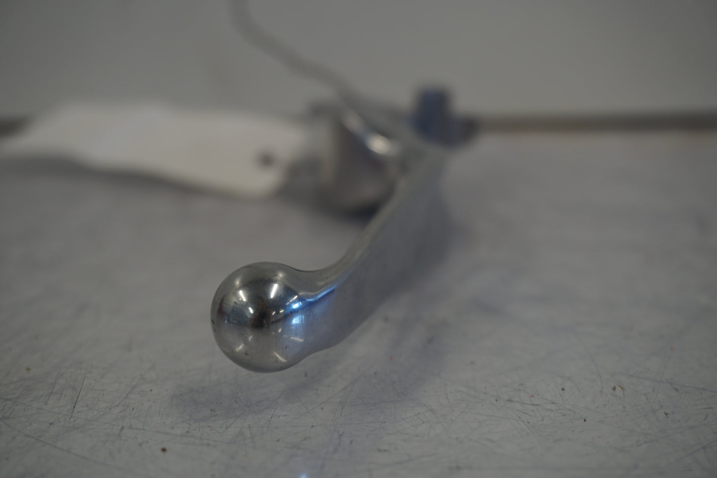 Snett uppifrån på Bromsgrepp från en H-D Softail Breakout FXSB -2014 motorcykel.