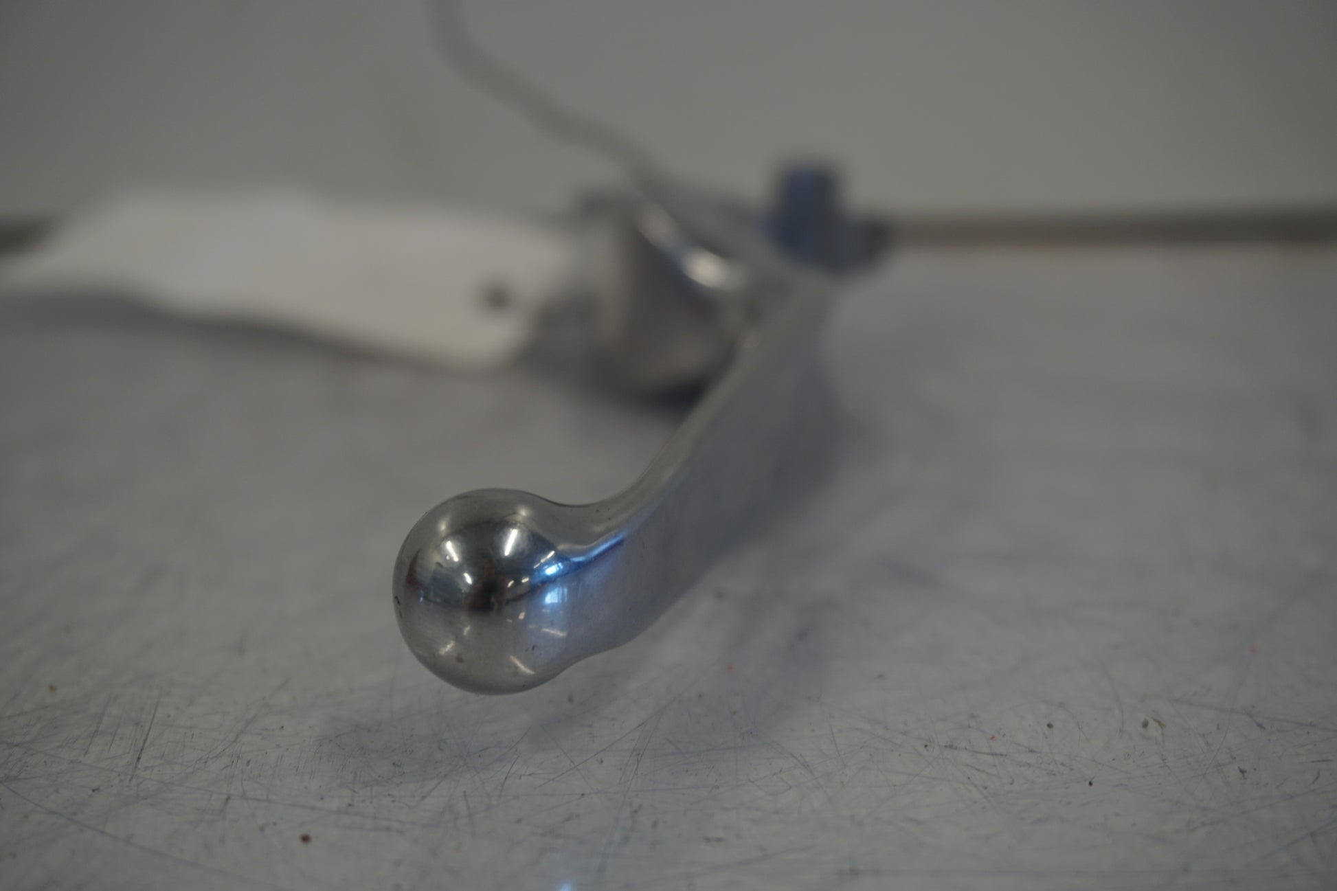 Snett uppifrån på Bromsgrepp från en H-D Softail Breakout FXSB -2014 motorcykel.