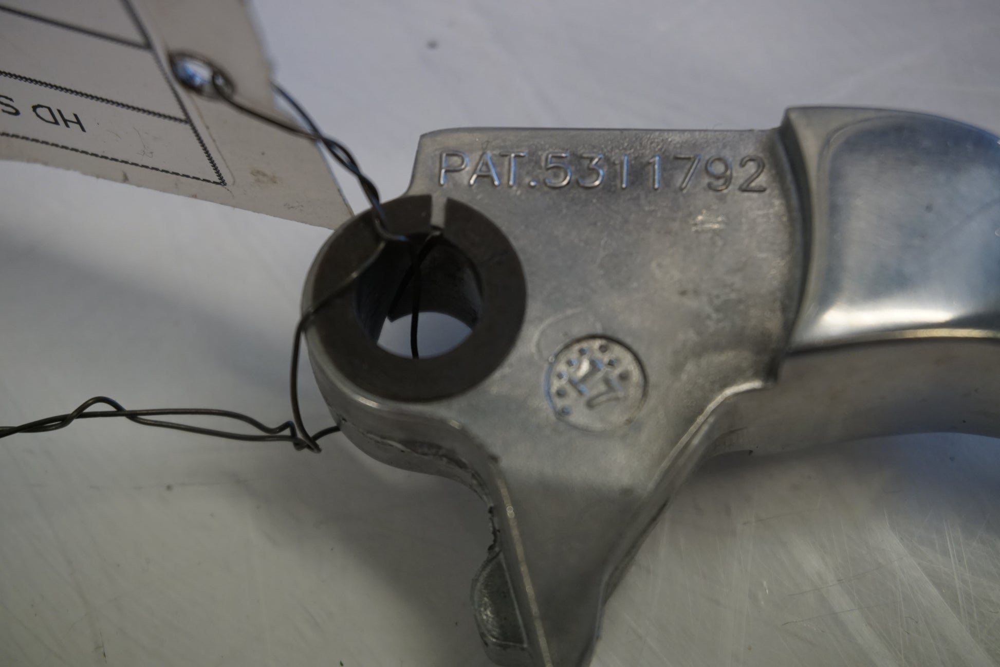 Snett nerifrån på Bromsgrepp från en H-D Softail Breakout FXSB -2014 motorcykel.