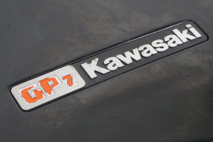 Vänster sida på Transmissionskåpa från en Kawasaki GPZ 900 -1988 motorcykel.