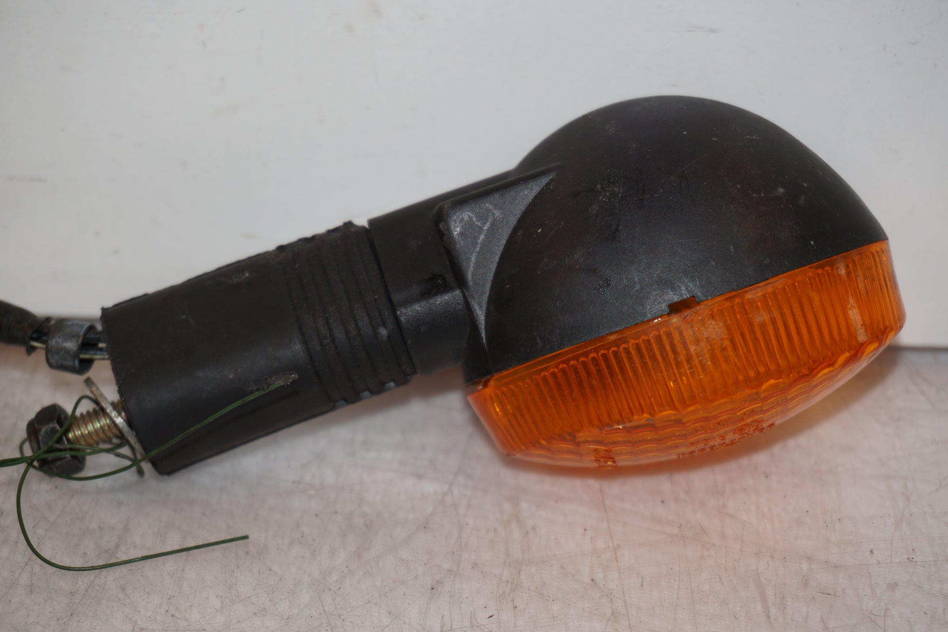 Snett nerifrån på Blinkers från en Hyosung GT 650 -2006 motorcykel.