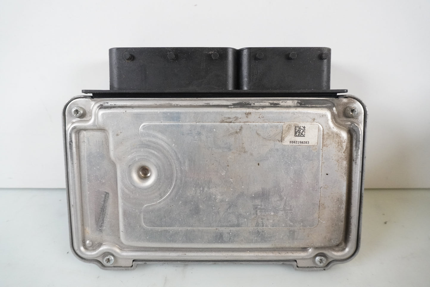 Baksidan på Motronic styrenhet från en BMW R 1200 GSA -2008 motorcykel.