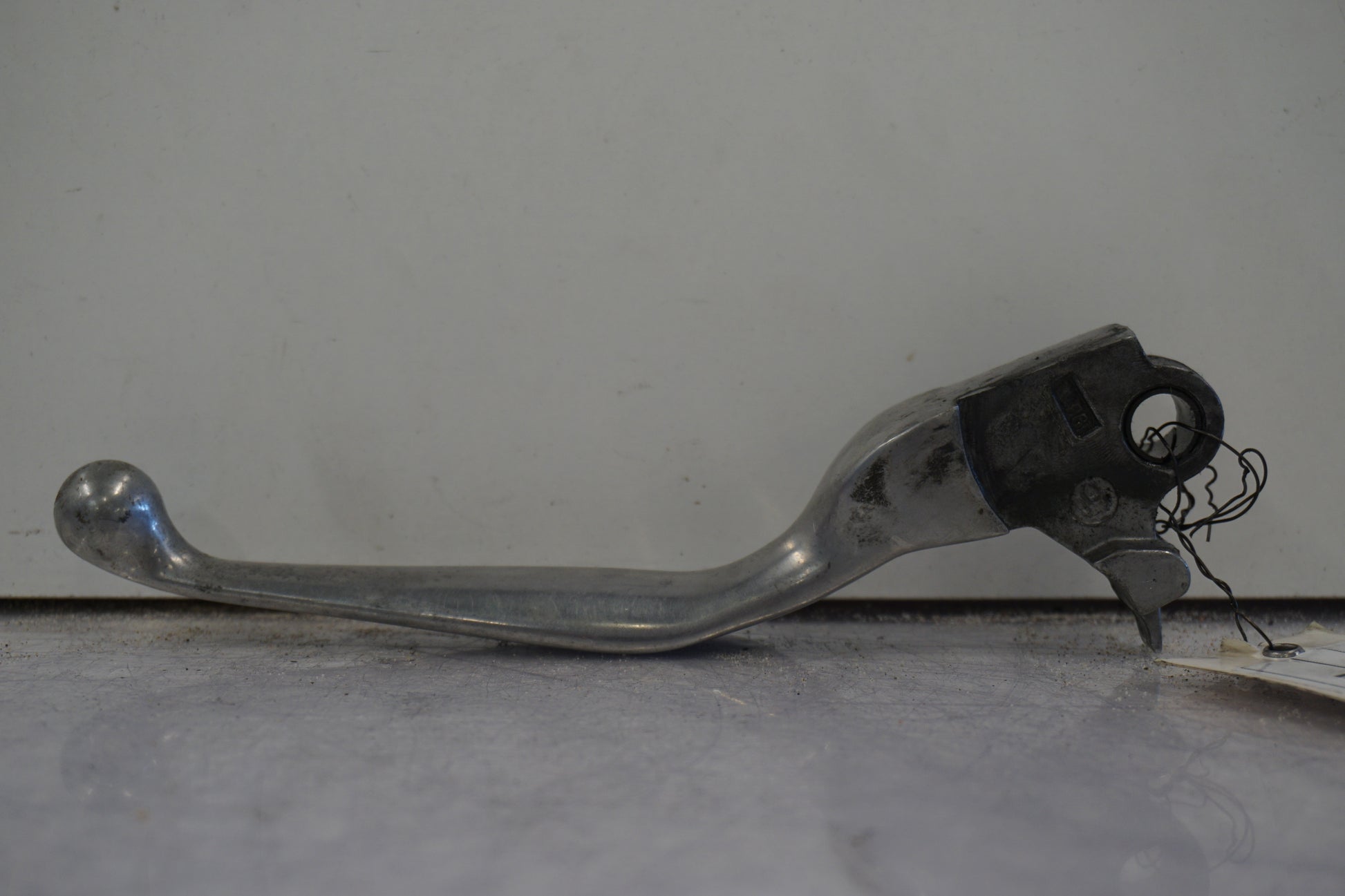 Framsidan på Bromsgrepp från en H-D Dyna Street Bob FXDB/I -2013 motorcykel.