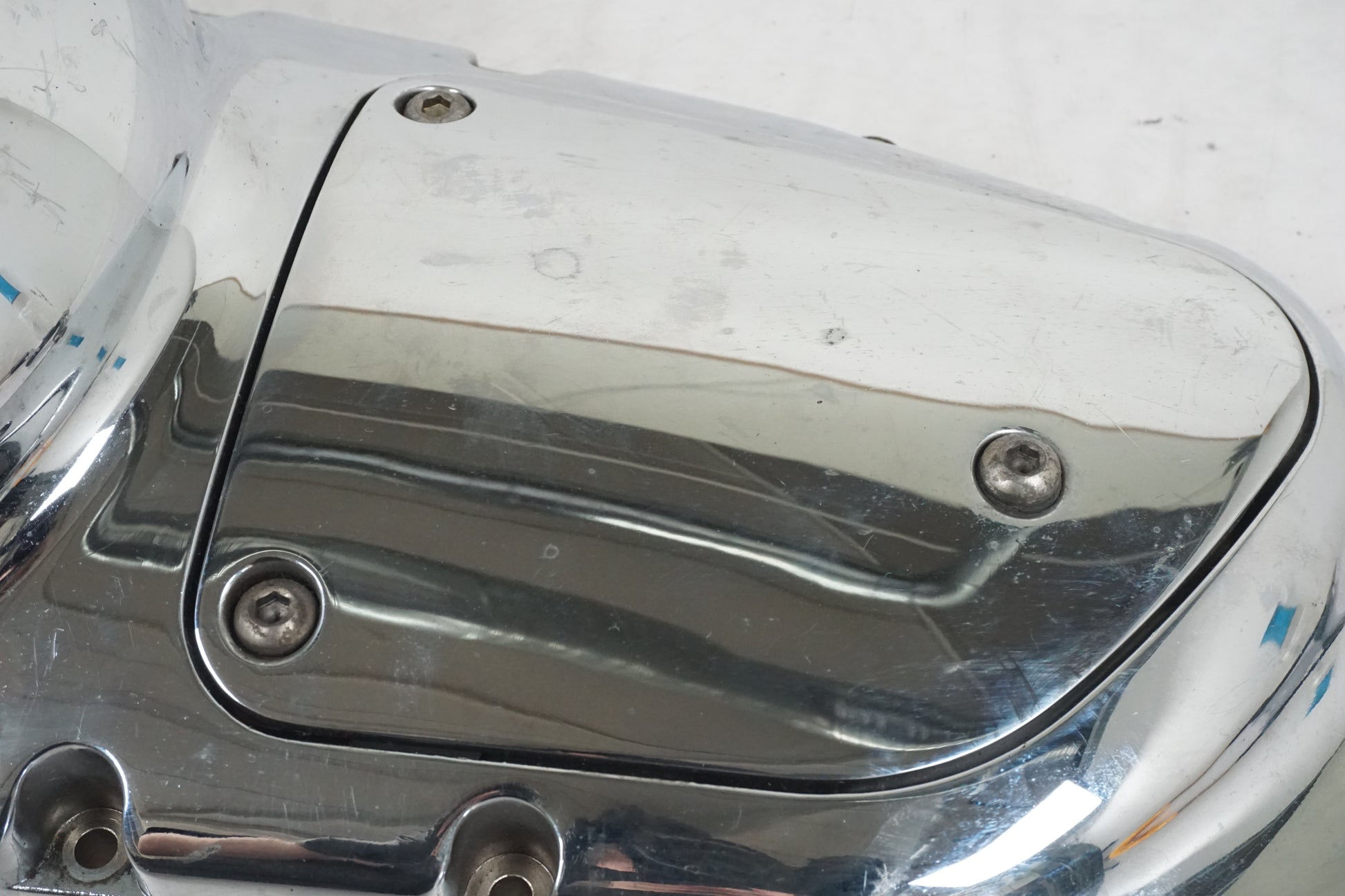 Vänster sida på Transmissionskåpa från en Kawasaki VN 1600 Mean Streak -2004 motorcykel.