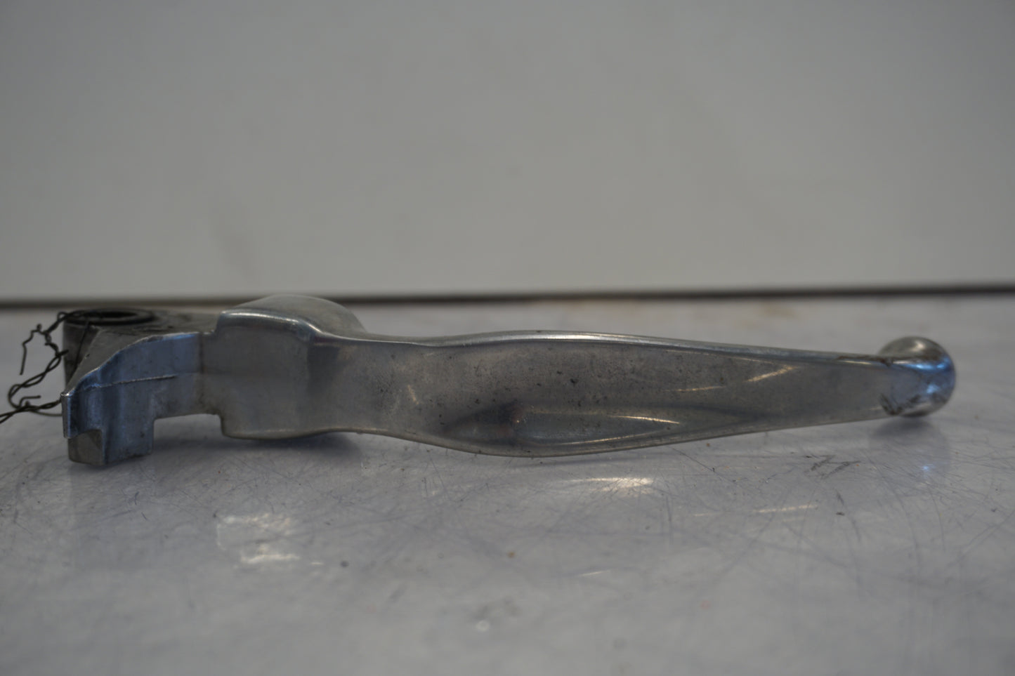 Vänster sida på Bromsgrepp från en H-D Dyna Street Bob FXDB/I -2013 motorcykel.