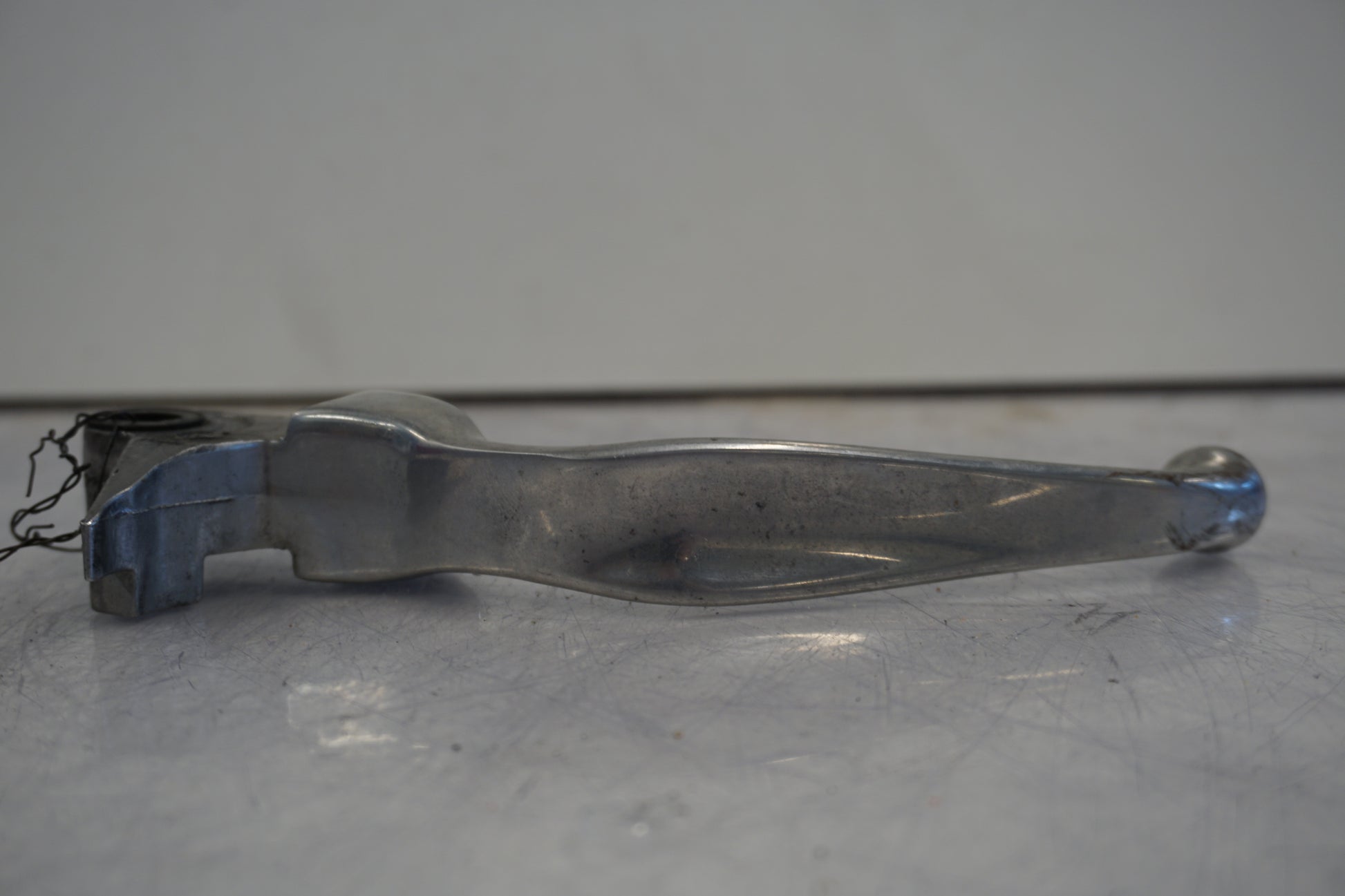 Vänster sida på Bromsgrepp från en H-D Dyna Street Bob FXDB/I -2013 motorcykel.