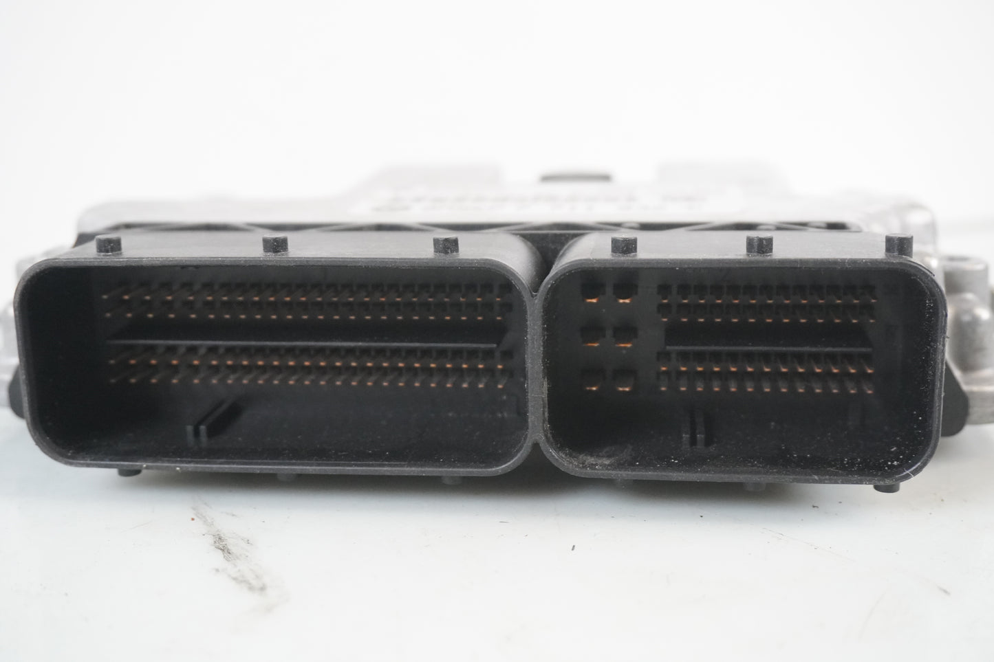 Höger sida på Motronic styrenhet från en BMW F 800 ST -2008 motorcykel.